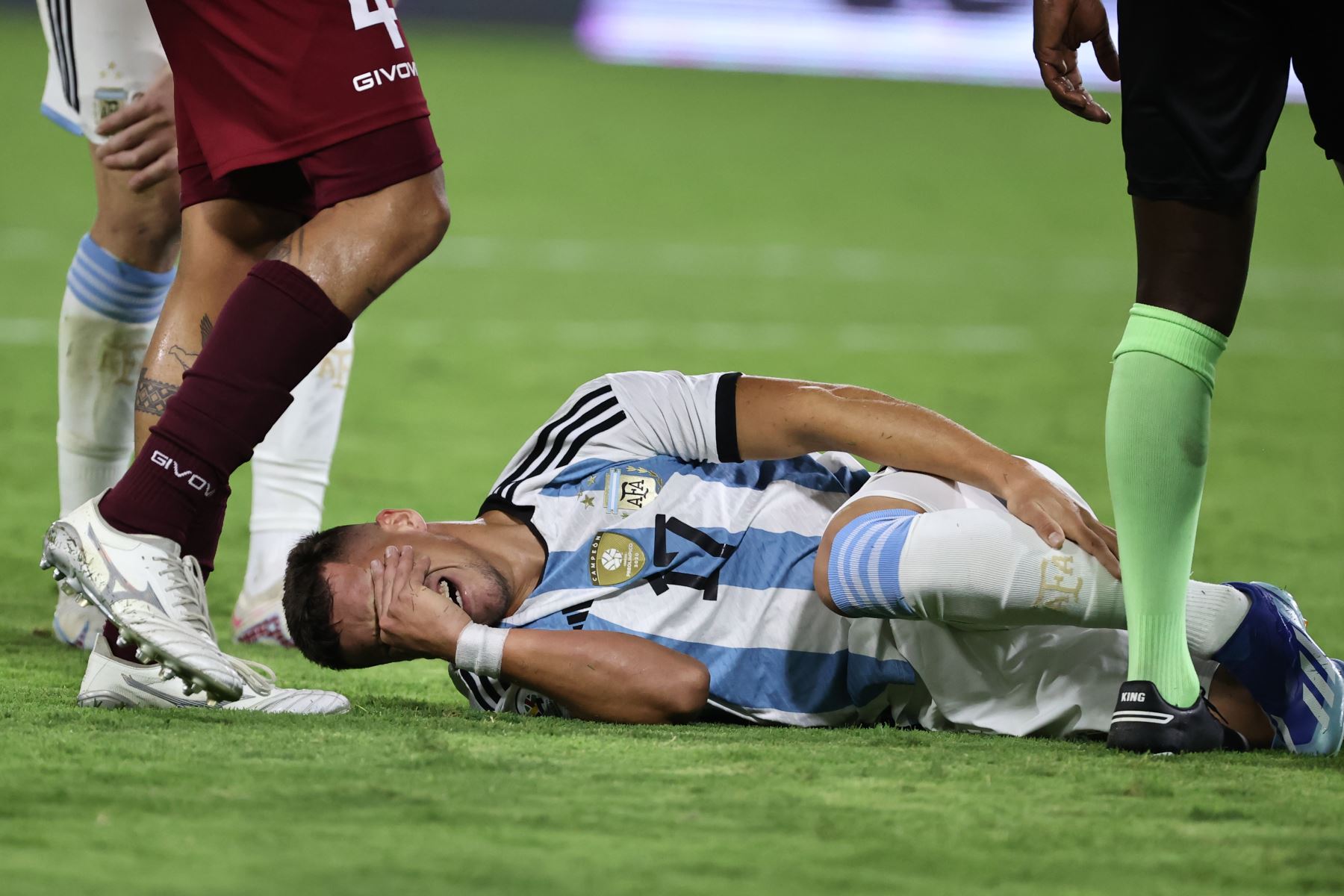 Francisco González de Argentina se lamenta tras una falta ante Venezuela hoy, en un partido del Torneo Preolímpico Sudamericano Sub-23 en el estadio Nacional Brígido Iriarte en Caracas. Foto: ANDINA/EFE