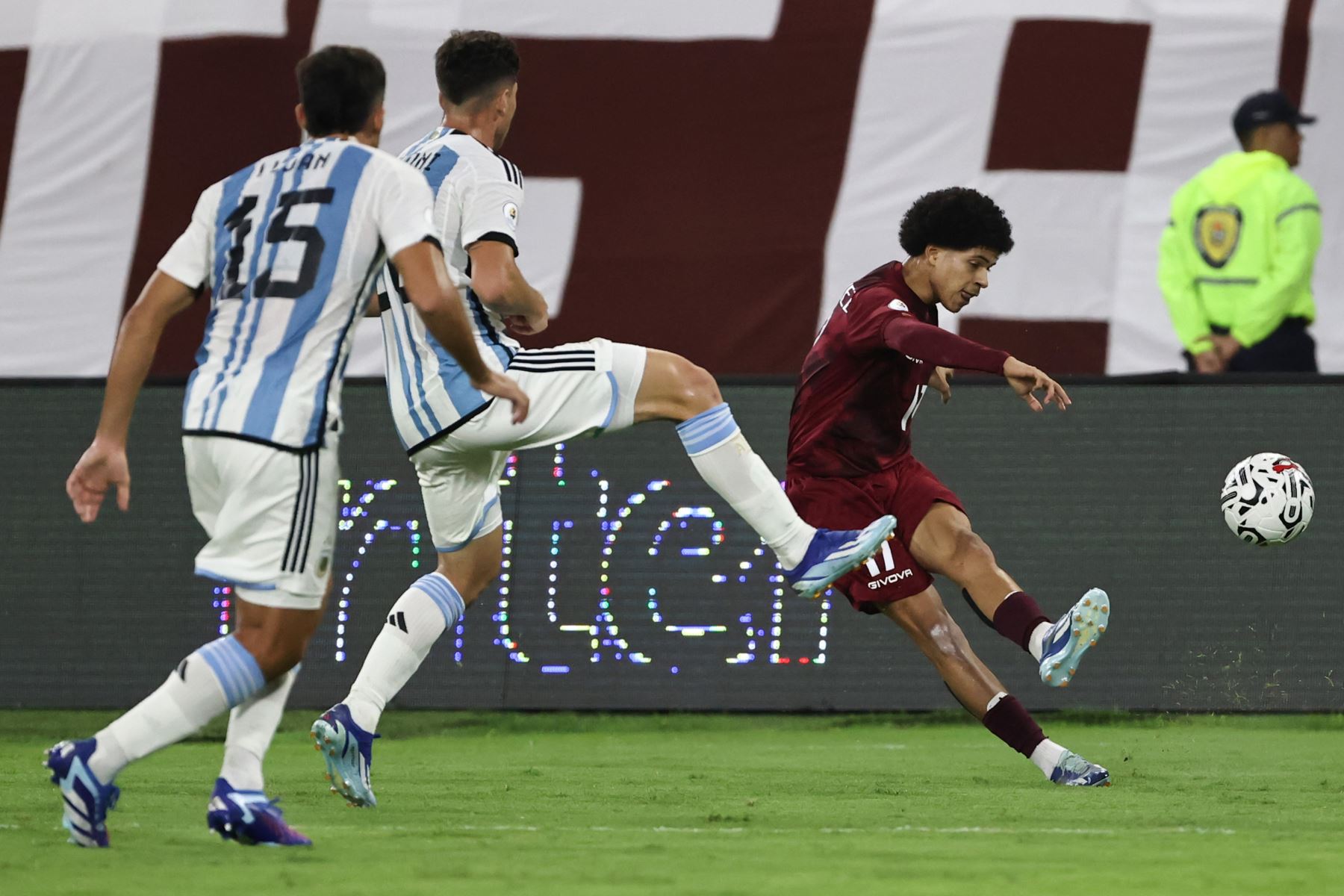 David Martínez de Venezuela pasa el balón ante Argentina hoy, en un partido del Torneo Preolímpico Sudamericano Sub-23 en el estadio Nacional Brígido Iriarte en Caracas. Foto: ANDINA/EFE