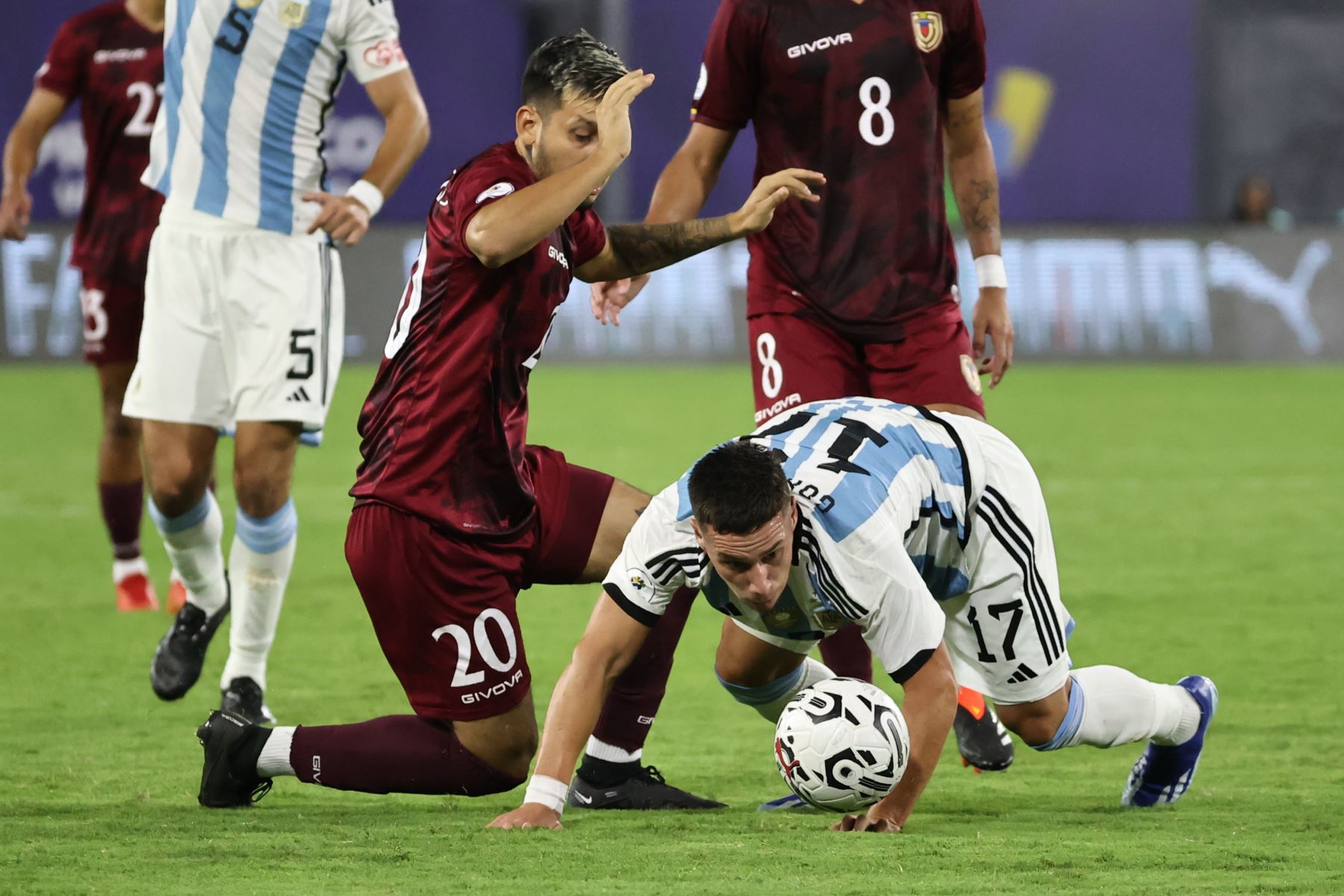 Francisco González de Argentina disputa el balón con Anderson Contreras de Venezuela hoy, en un partido del Torneo Preolímpico Sudamericano Sub-23 en el estadio Nacional Brígido Iriarte en Caracas. Foto: ANDINA/ EFE