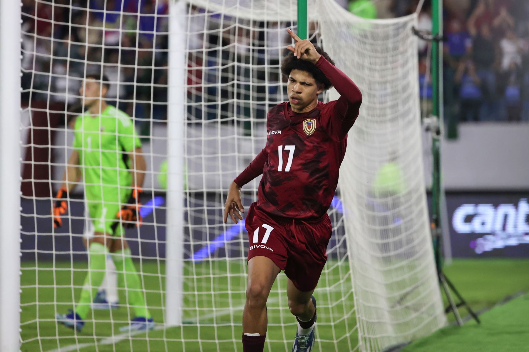 David Martínez de Venezuela celebra un gol ante Argentina hoy, en un partido del Torneo Preolímpico Sudamericano Sub-23 en el estadio Nacional Brígido Iriarte en Caracas. EFE