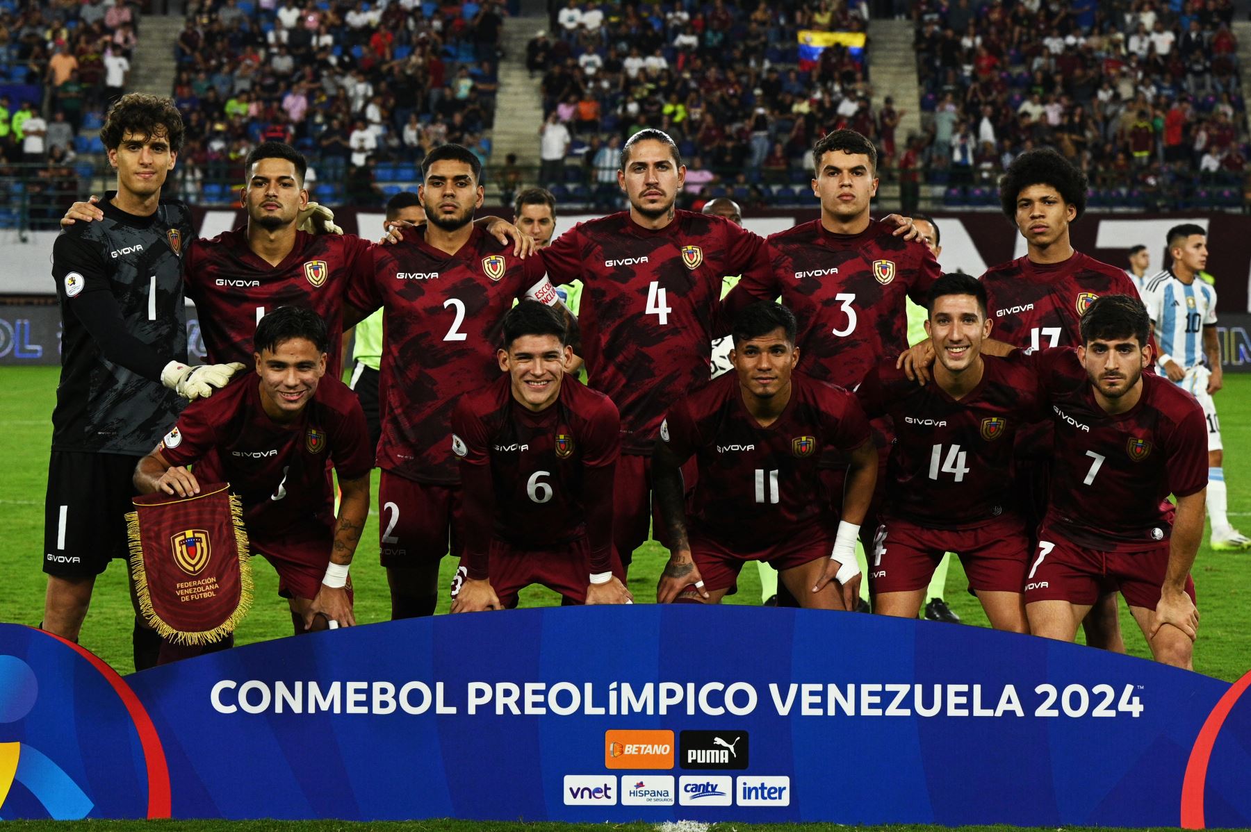 Los jugadores de Venezuela posan para una fotografía antes del inicio del partido de fútbol del Torneo Preolímpico CONMEBOL Venezuela 2024 entre Argentina y Venezuela en el estadio Brígido Iriarte de Caracas. Foto: ANDINA/AFP