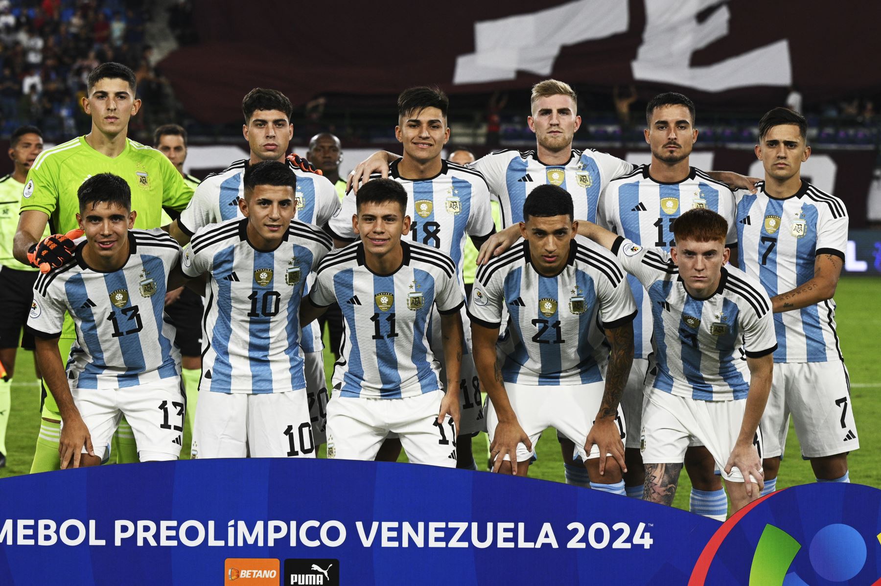 Los jugadores de Argentina posan para una fotografía antes del inicio del partido de fútbol del Torneo Preolímpico CONMEBOL Venezuela 2024 entre Argentina y Venezuela en el estadio Brígido Iriarte de Caracas. Foto: ANDINA/AFP