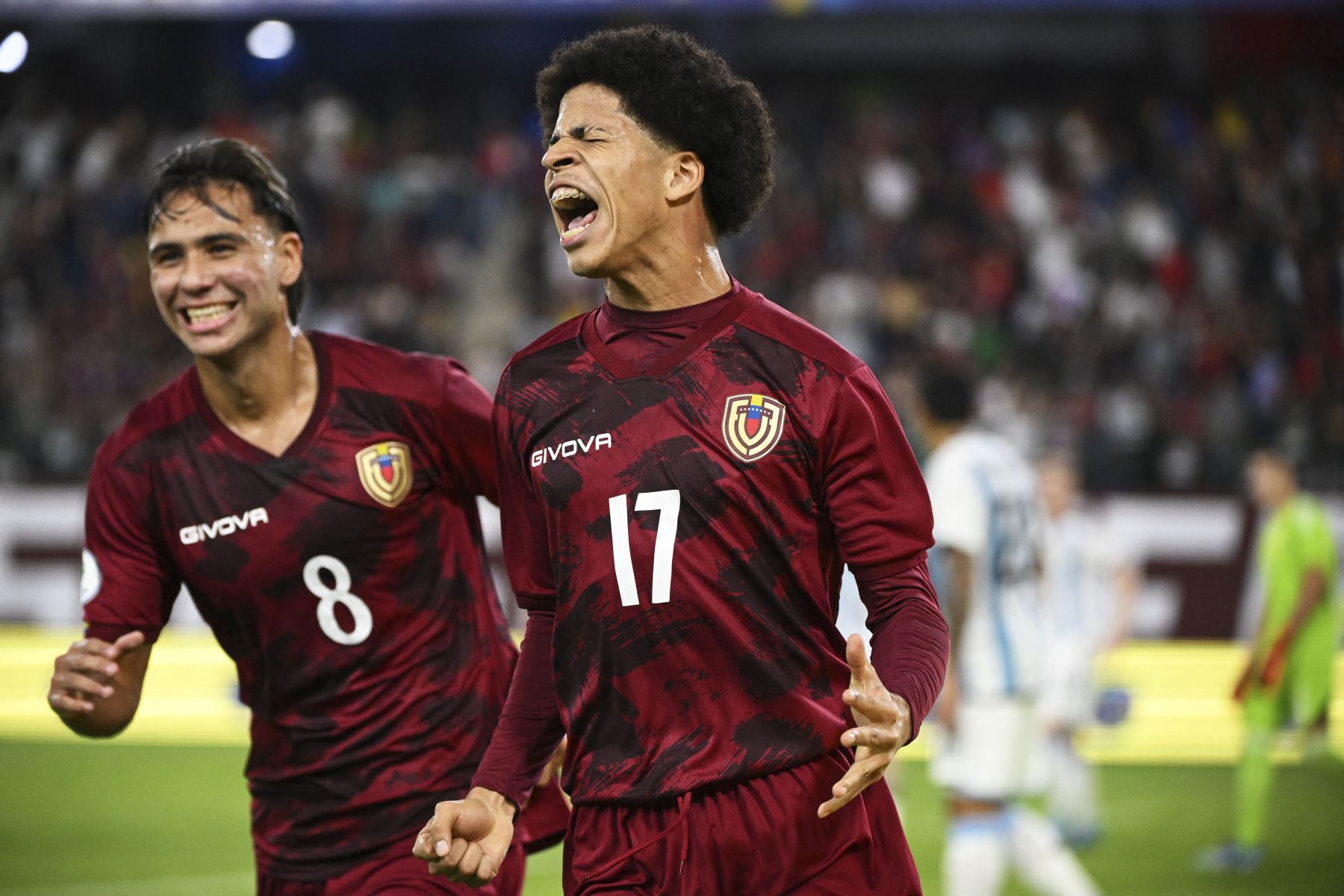 El venezolano David Martínez celebra tras anotar durante el partido de fútbol del Torneo Preolímpico CONMEBOL Venezuela 2024 entre Argentina y Venezuela en el estadio Brígido Iriarte de Caracas. Foto: ANDINA/ AFP