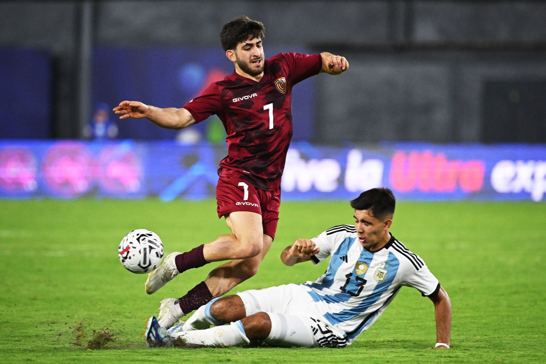 Matías Lacava de Venezuela y Sebastián Sforza de Argentina luchan por el balón durante el partido de fútbol del Torneo Preolímpico CONMEBOL Venezuela 2024 entre Argentina y Venezuela en el estadio Brígido Iriarte de Caracas.Foto: ANDINA/AFP