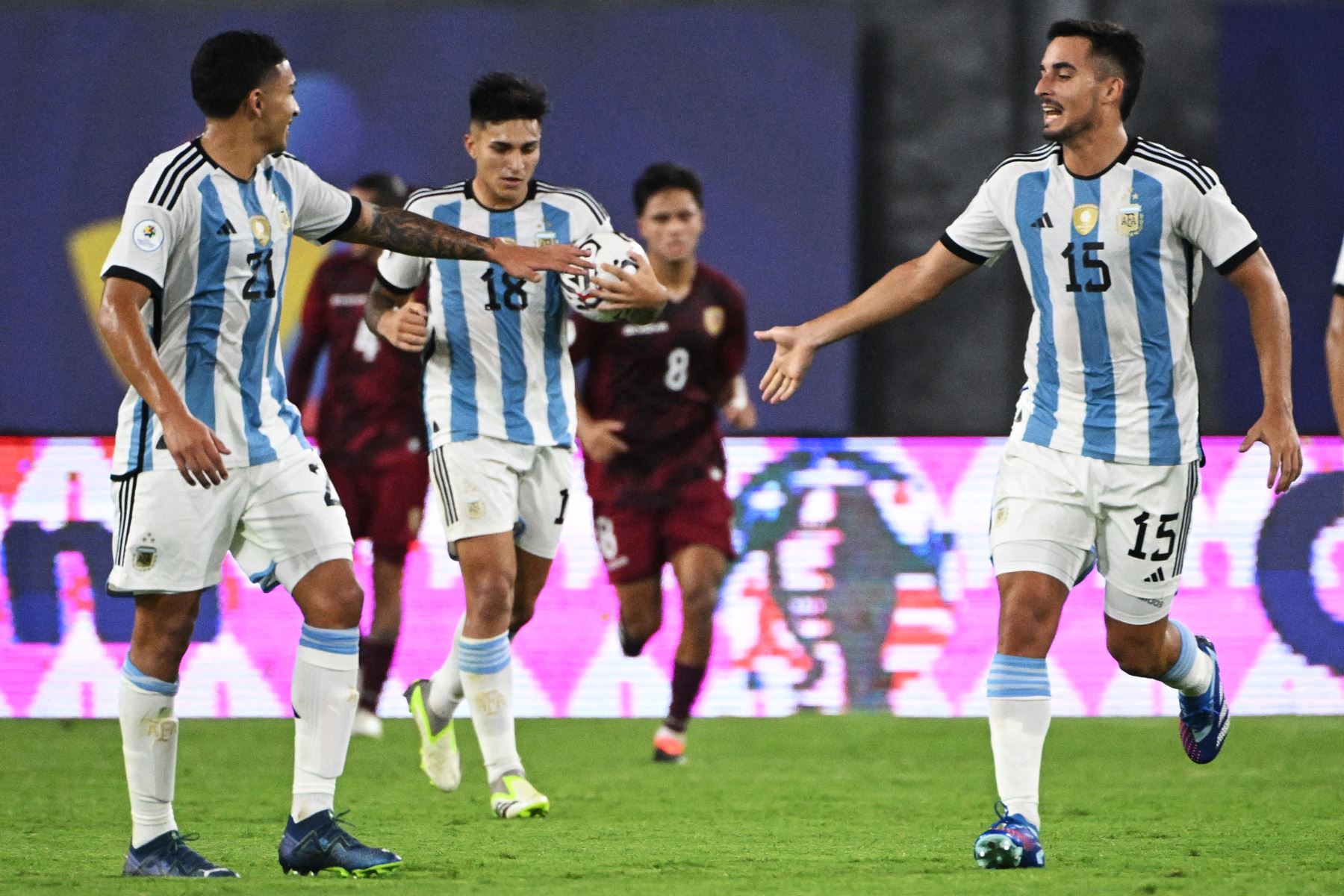 Los jugadores argentinos celebran tras anotar durante el partido de fútbol del Torneo Preolímpico CONMEBOL Venezuela 2024 entre Argentina y Venezuela en el estadio Brígido Iriarte de Caracas. Foto: ANDINA/AFP