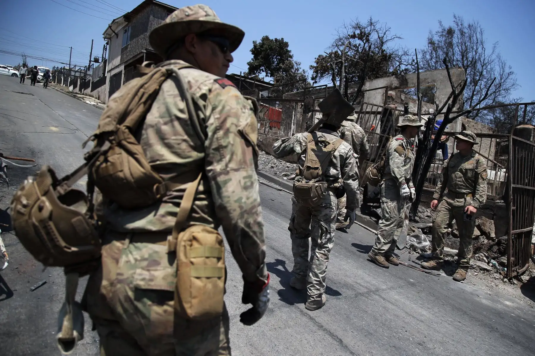 Miembros de la Armada de Chile ayudan en la limpieza de casas quemadas en Villa Independencia, región de Valparaíso. El número de muertos por los incendios forestales en el centro de Chile aumentó a al menos 112 personas el domingo, después de que el presidente Gabriel Boric advirtiera el número aumentaría "significativamente" a medida que los equipos busquen en los barrios destruidos. Foto: ANDINA/AFP