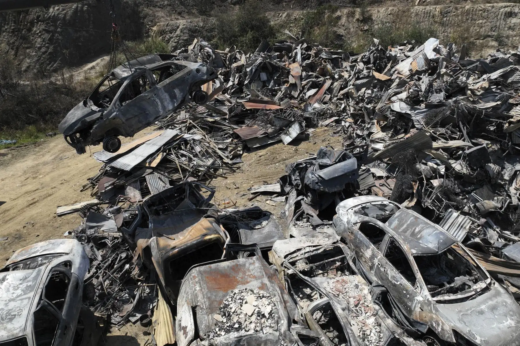 Los autos quemados destruidos después de los incendios forestales se clasifican en un vertedero en Villa Independencia, región de Valparaíso. El número de muertos por los incendios forestales del centro de Chile aumentó a al menos 112 personas el domingo, después de que el presidente Gabriel Boric advirtiera que el número aumentan "significativamente" a medida que los equipos buscan en barrios destruidos. Foto: ANDINA/AFP