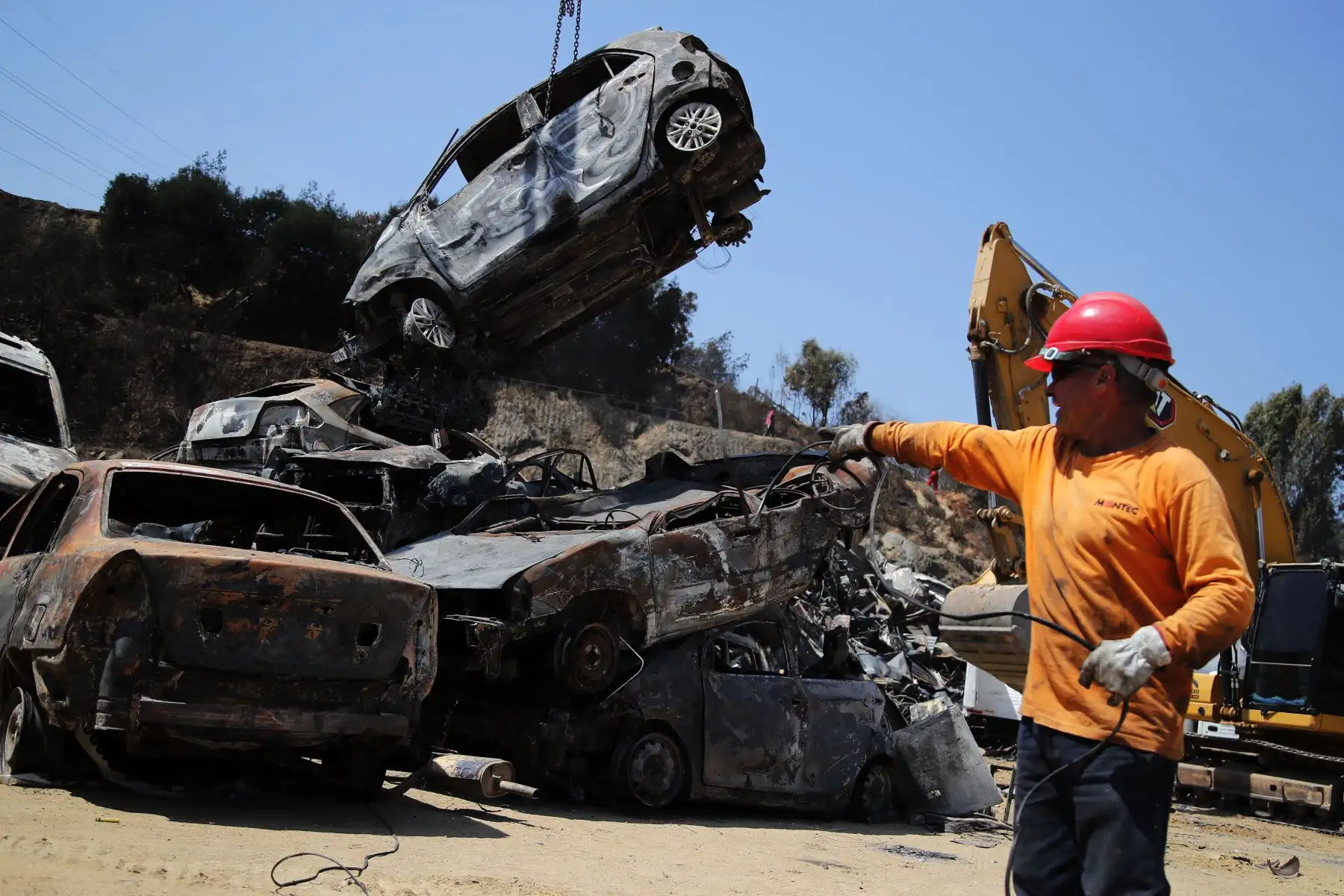 Los autos quemados destruidos después de los incendios forestales se clasifican en un vertedero en Villa Independencia, región de Valparaíso. El número de muertos por los incendios forestales del centro de Chile aumentó a al menos 112 personas el domingo, después de que el presidente Gabriel Boric advirtiera que el número aumentan "significativamente" a medida que los equipos buscan en barrios destruidos. Foto: ANDINA/AFP