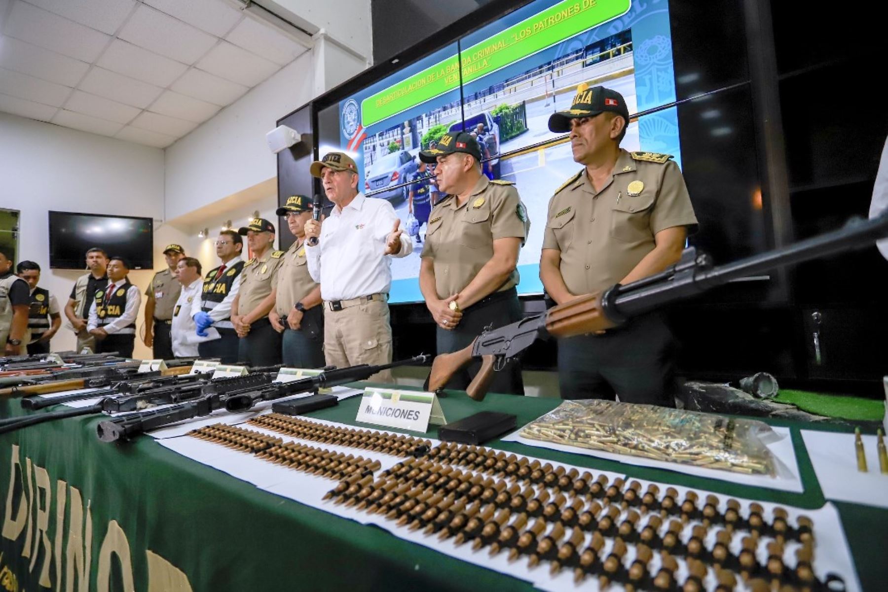 Titular del Interior, Víctor Torres, participó en presentación de armas de guerra, municiones y más de 6,800 dólares. Foto: ANDINA/Difusión.