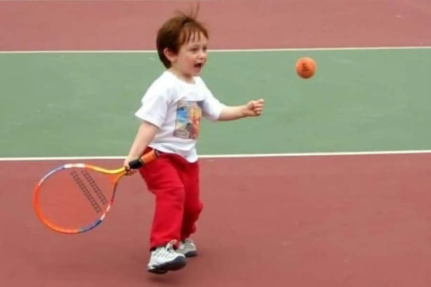 Ignacio Buse, jugando al tenis a los tres años. Foto: Instagram