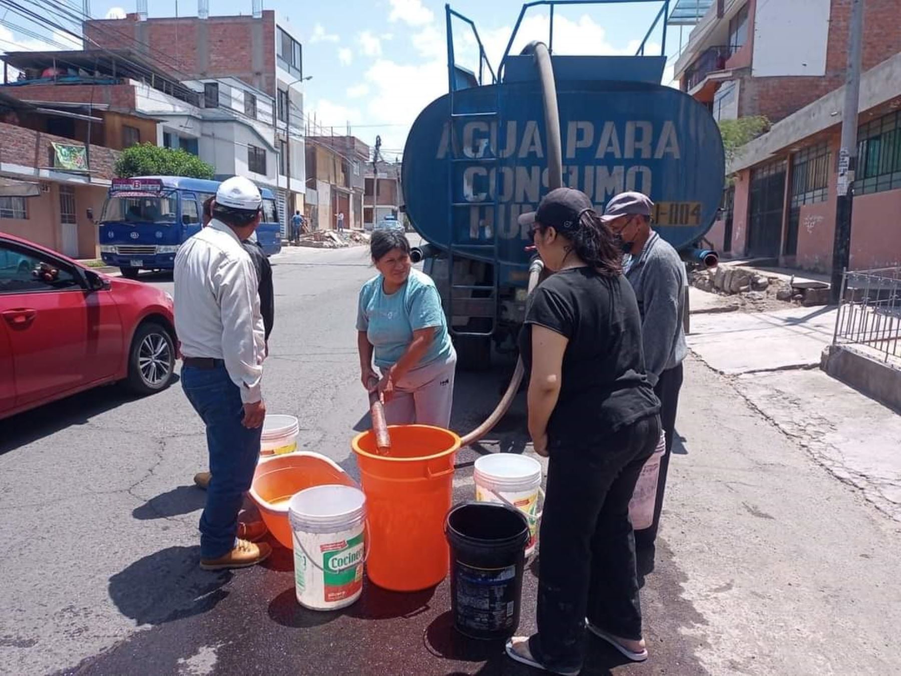 Con camiones cisterna abastecen a los distritos de la ciudad de Arequipa afectados por el corte del servicio de agua potable.