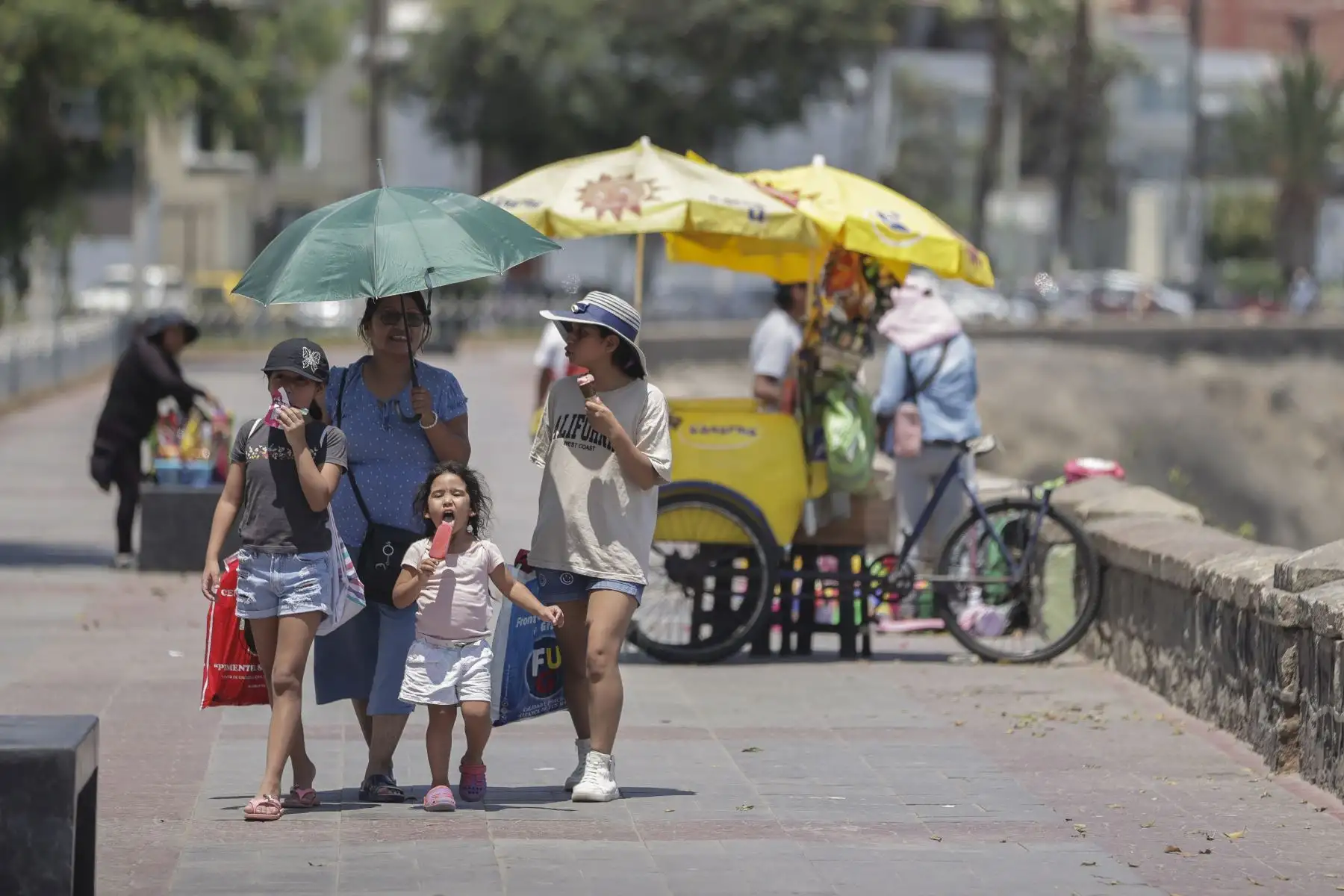 La capital peruana soportó este lunes el día más caluroso del verano hasta la fecha, con temperaturas máximas que superaron los 33 °C en algunas zonas.
Foto: ANDINA / Andrés Valle