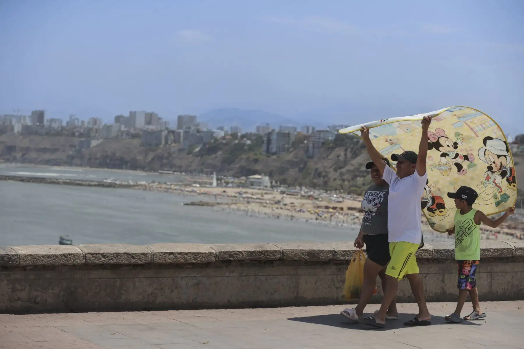 La capital peruana soportó este lunes el día más caluroso del verano hasta la fecha, con temperaturas máximas que superaron los 33 °C en algunas zonas.
Foto: ANDINA / Andrés Valle