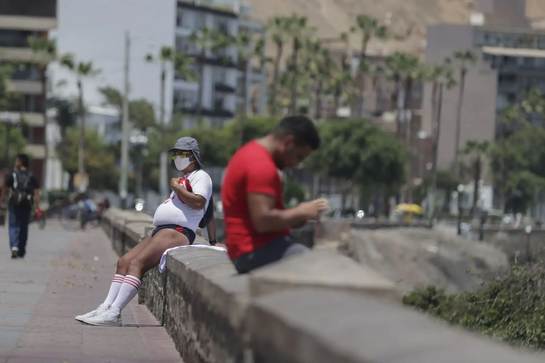 La capital peruana soportó este lunes el día más caluroso del verano hasta la fecha, con temperaturas máximas que superaron los 33 °C en algunas zonas.
Foto: ANDINA / Andrés Valle