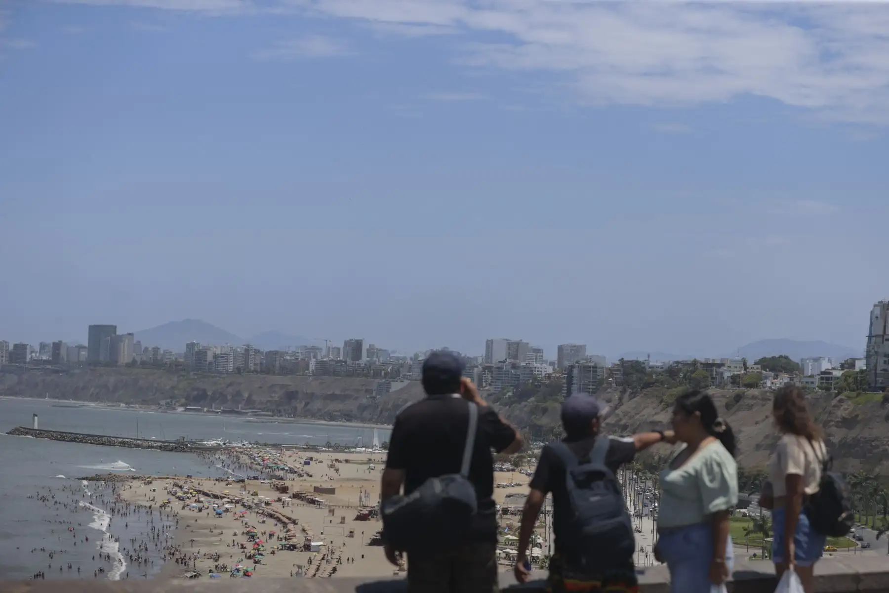 La capital peruana soportó este lunes el día más caluroso del verano hasta la fecha, con temperaturas máximas que superaron los 33 °C en algunas zonas.
Foto: ANDINA/Andrés Valle