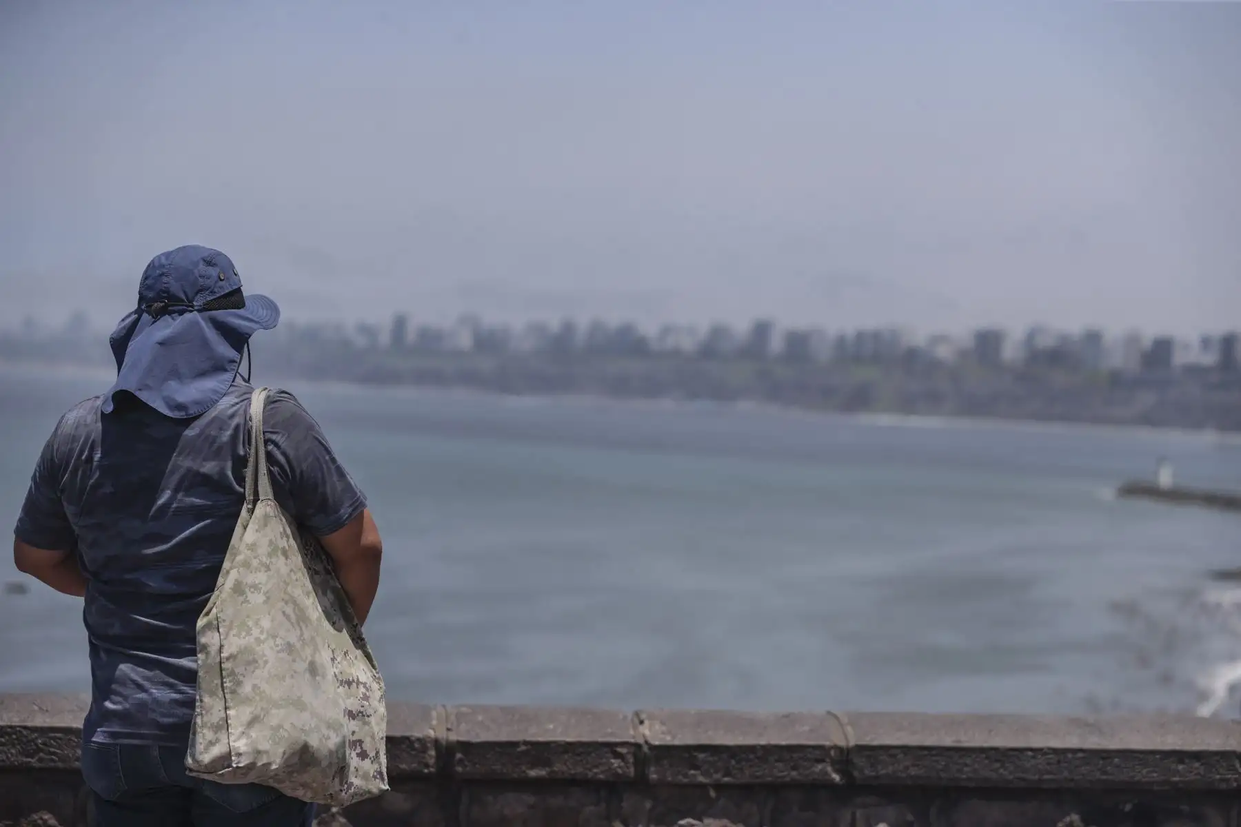 La capital peruana soportó este lunes el día más caluroso del verano hasta la fecha, con temperaturas máximas que superaron los 33 °C en algunas zonas.
Foto: ANDINA/Andrés Valle