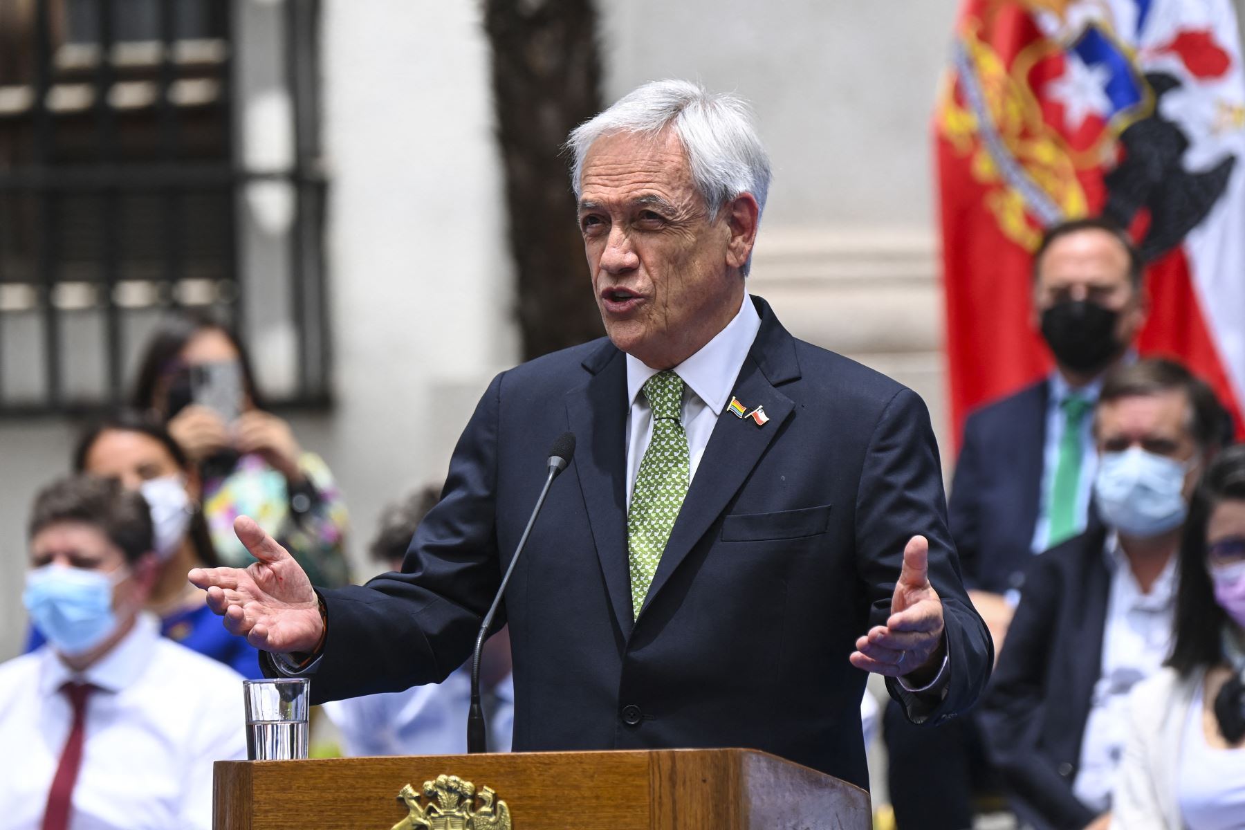 El presidente chileno, Sebastián Piñera, habla durante la firma de una ley que legaliza el matrimonio entre personas del mismo sexo en Chile, en el Palacio de La Moneda en Santiago, el 9 de diciembre de 2021. 
Foto: AFP