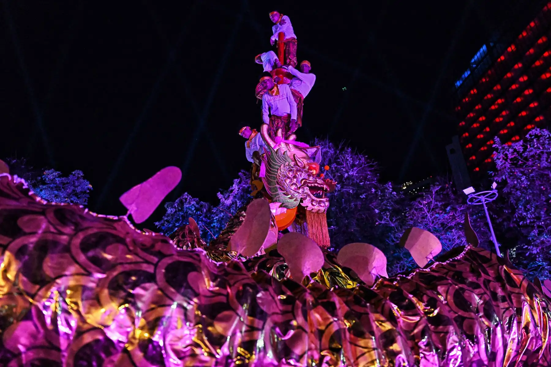 Los bailarines del dragón bajan de un poste después de actuar durante un espectáculo del Año Nuevo Lunar ofrecido por los gigantes minoristas , antes del Año Nuevo Lunar del Dragón .
Foto: AFP