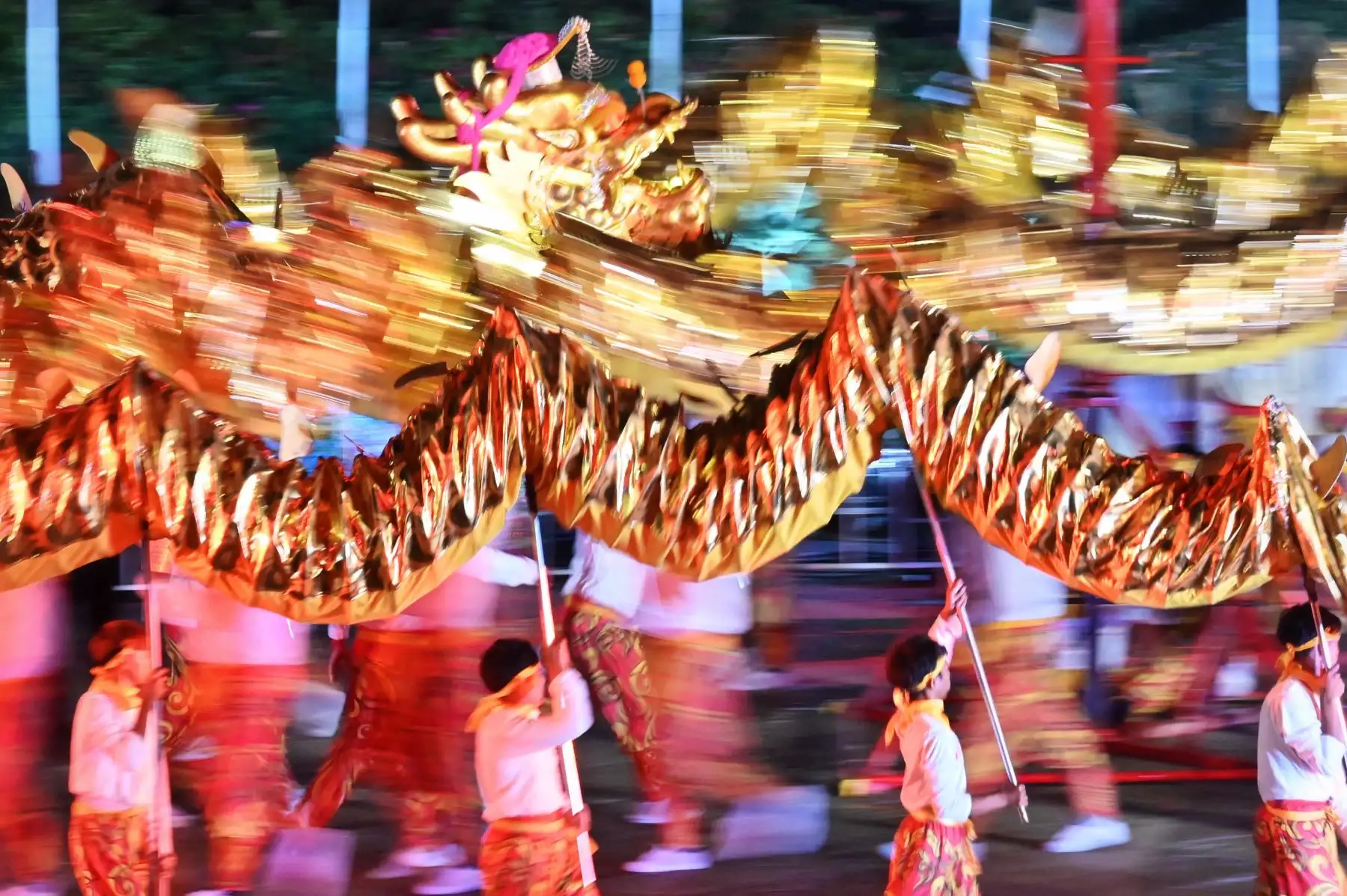 Los bailarines del dragón bajan de un poste después de actuar durante un espectáculo del Año Nuevo Lunar ofrecido por los gigantes minoristas , antes del Año Nuevo Lunar del Dragón.
Foto: AFP