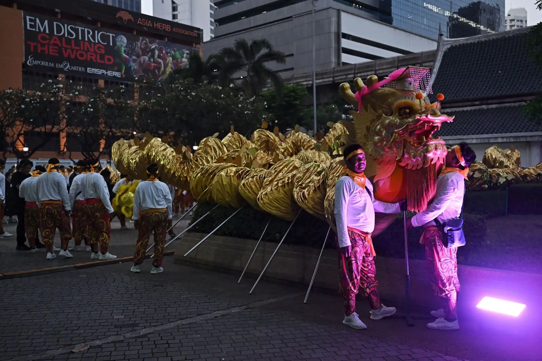 Los bailarines del dragón se preparan para actuar durante un espectáculo del Año Nuevo Lunar a cargo del gigante minorista EM District en Bangkok el 6 de febrero de 2024, antes del Año Nuevo Lunar del Dragón. Foto: ANDINA/AFP
