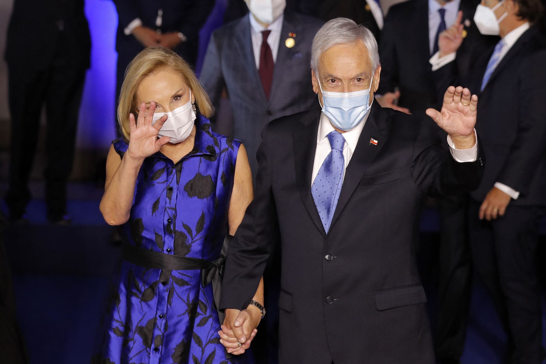 El expresidente chileno, Sebastián Piñera y la ex primera dama, Cecilia Morel, saludan a la prensa en el Palacio de La Moneda en Santiago el 10 de marzo de 2022, durante la ceremonia de asunción de mando de Gabriel Boric como presidente de Chile. Foto: AFP