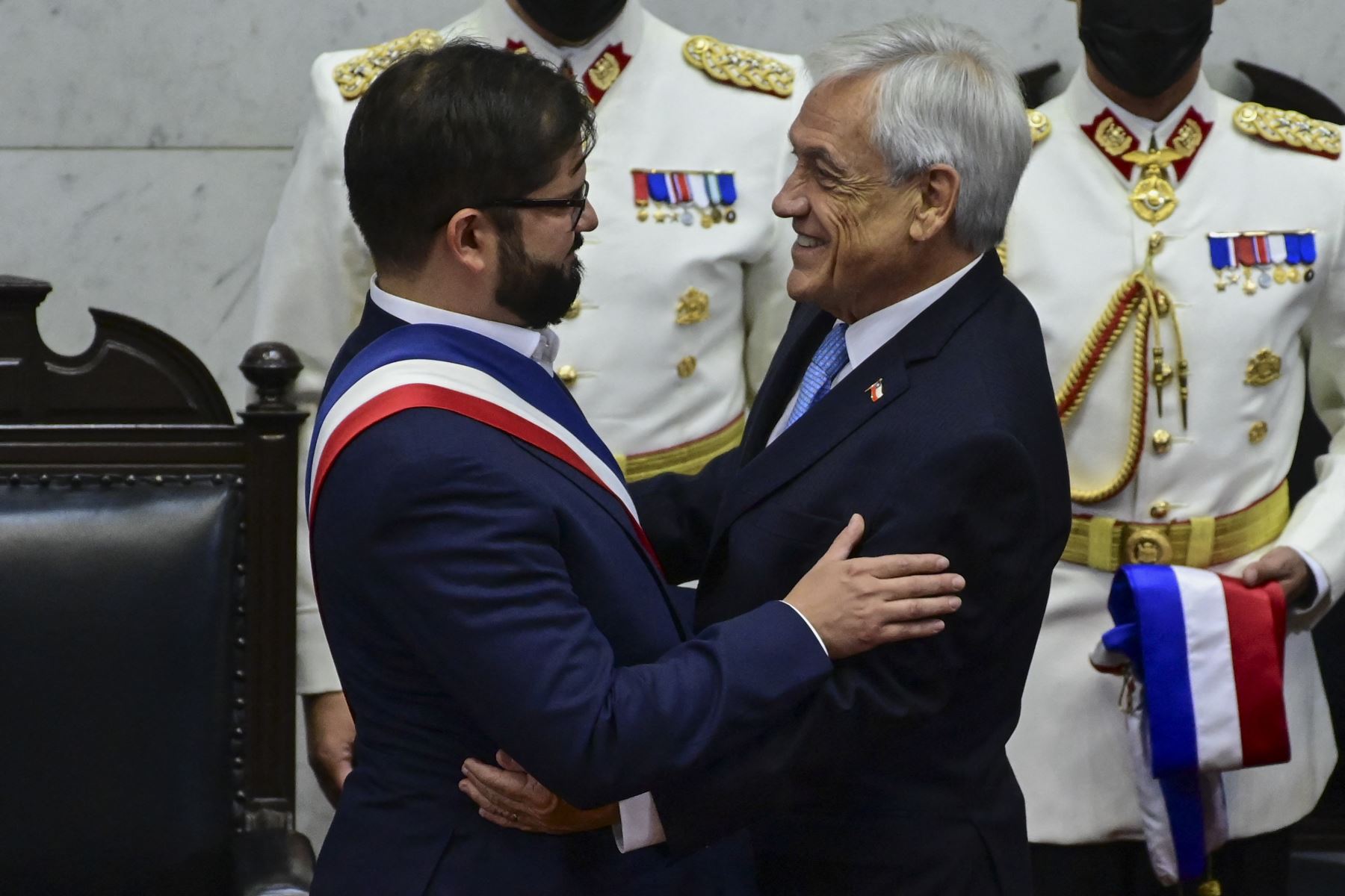 El presidente de Chile, Gabriel Boric, es recibido por el expresidente saliente, Sebastián Piñera, durante su ceremonia de toma de posesión en el Congreso en Valparaíso, Chile, el 11 de marzo de 2022. Foto: AFP