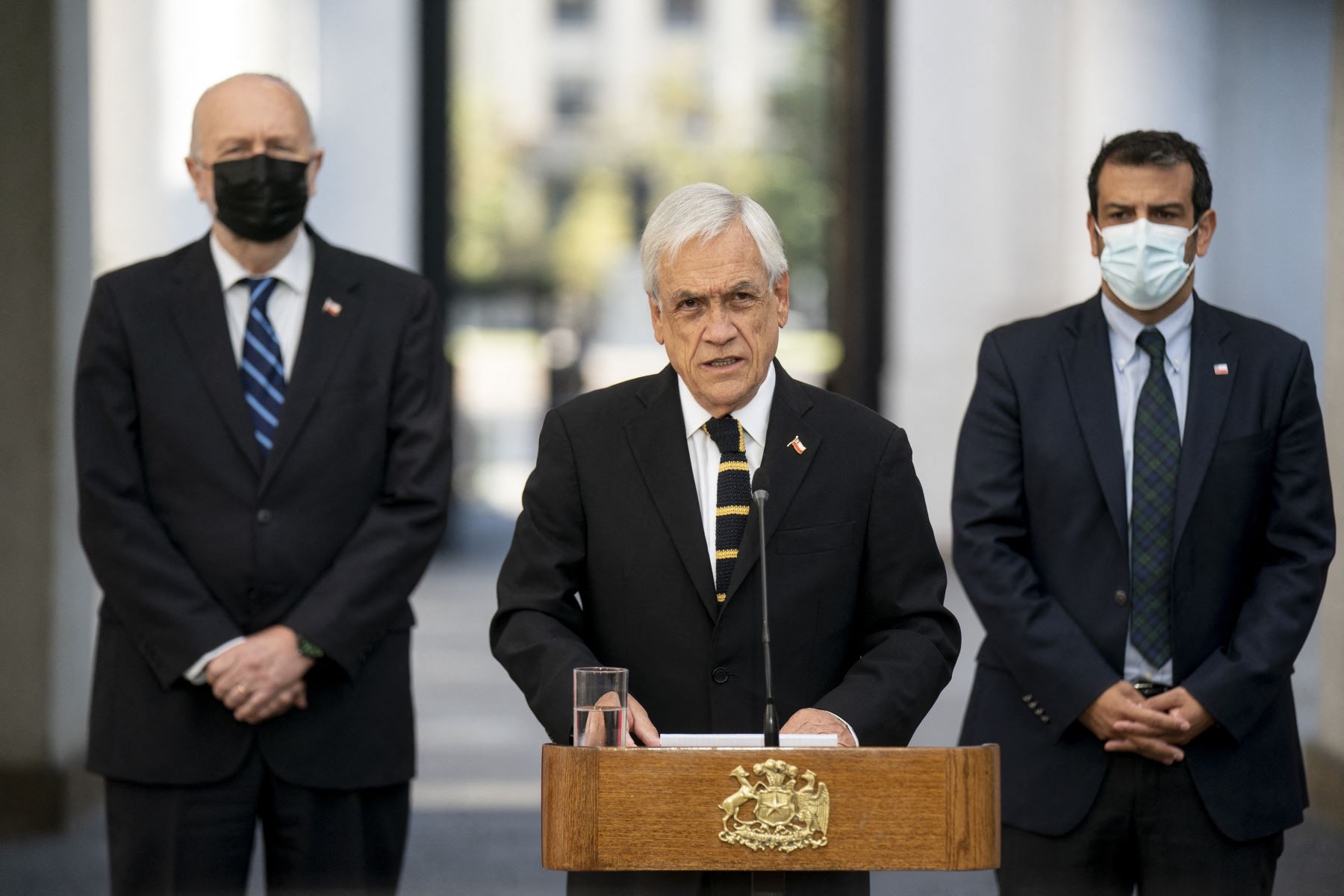 El expresidente de Chile, Sebastián Piñera, se dirige a los chilenos durante una conferencia de prensa sobre el estado de emergencia por el covid-19 en Santiago, el 16 de febrero de 2022.Foto: AFP/Presidencia de Chile