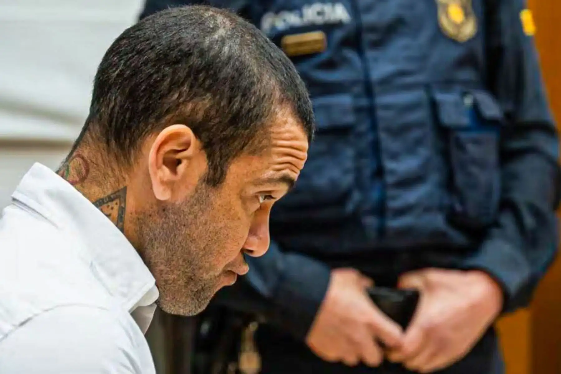 Dani Alves, de 40 años, fue condenado hoy a cuatro años y medio de cárcel por haber violado a una mujer. Foto: AFP