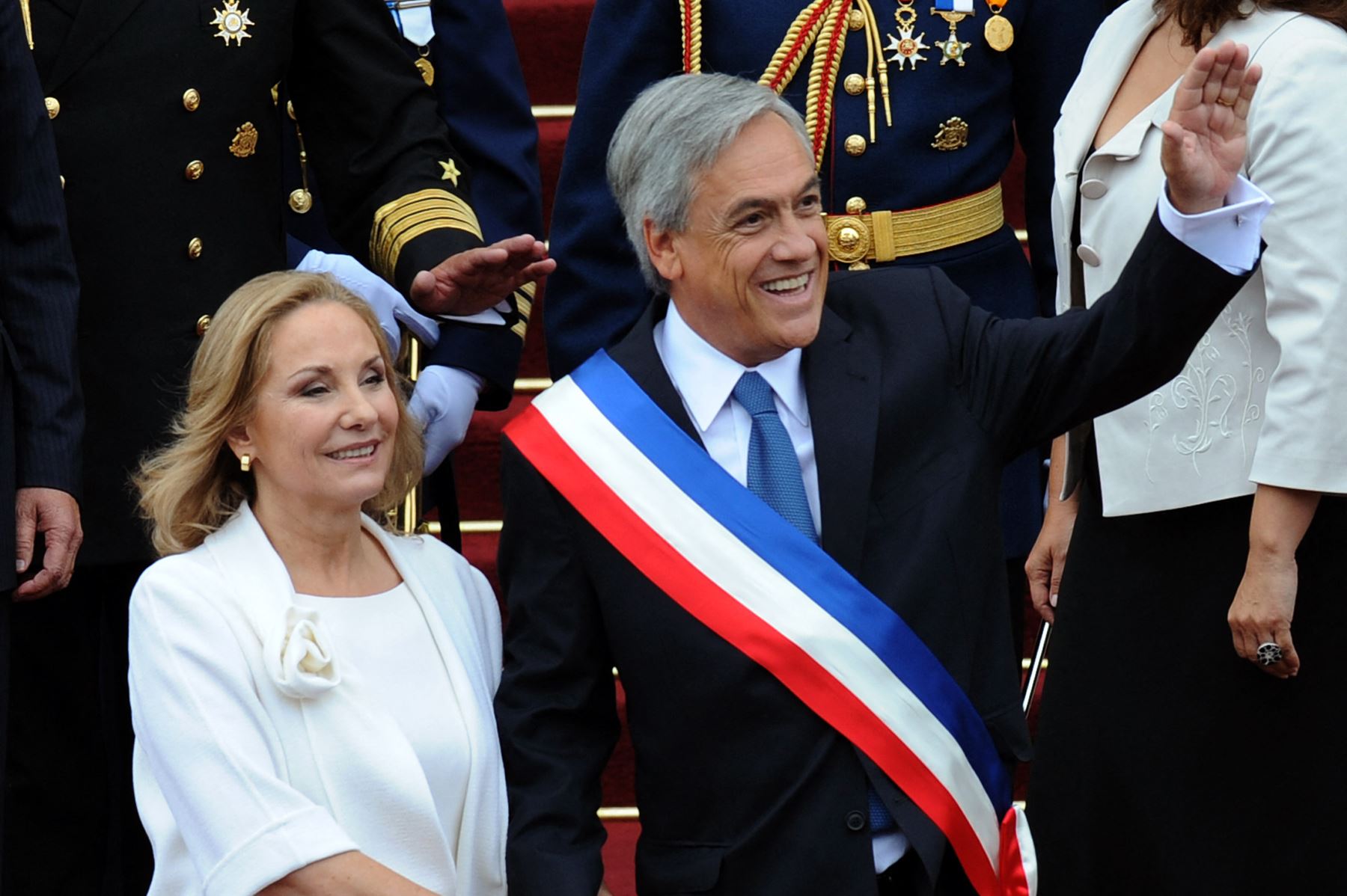 El presidente chileno Sebastián Piñera, acompañado por su esposa Cecilia Morel, saluda durante su ceremonia de toma de posesión en el Congreso en Valparaíso el 11 de marzo de 2010. Sebastián Piñera, falleció este martes 6 de febrero de 2024 en un accidente de helicóptero en Lago Ranco, una zona vacacional a 920 kilómetros al sur de Santiago, informó su despacho. Foto: ANDINA/AFP