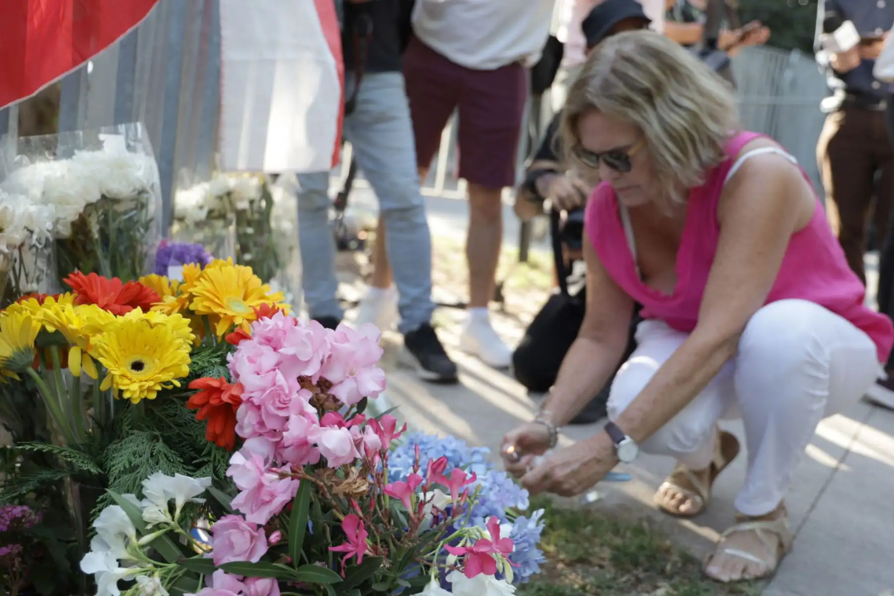 Chilenos dejan ofrendas florales y simbólicas a la entrada de la casa del expresidente chileno Sebastián Piñera hoy, en la comunidad Las Condes en Santiago. El expresidente de Chile Sebastian Piñera murió este martes al estrellarse el helicóptero que al parecer pilotaba sobre el Lago Rengo, en el sur del país, informó su oficina. Foto: ANDINA/ EFE