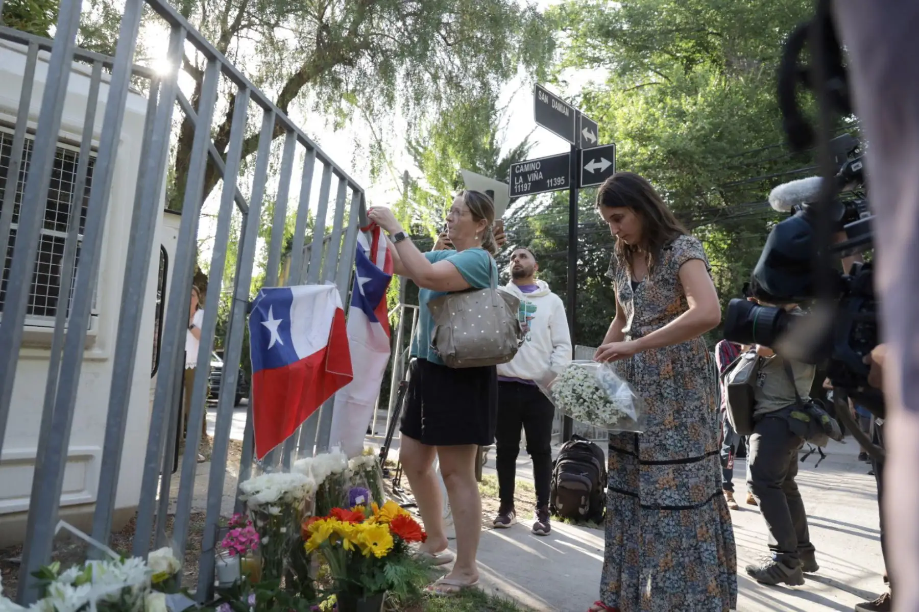 Chilenos dejan ofrendas florales y simbólicas a la entrada de la casa del expresidente chileno Sebastián Piñera hoy, en la comunidad Las Condes en Santiago. El expresidente de Chile Sebastian Piñera murió este martes al estrellarse el helicóptero que al parecer pilotaba sobre el Lago Rengo, en el sur del país, informó su oficina. Foto: ANDINA/EFE