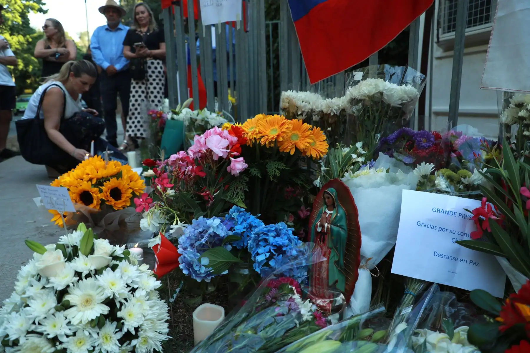 Los partidarios del ex presidente chileno Sebastián Piñera dejan flores en un monumento conmemorativo en su honor frente a su casa en Santiago. El ex Presidente de Chile, Sebastián Piñera, murió este martes 6 de febrero de 2024 en un accidente de helicóptero en Lago Ranco. una zona de vacaciones a 920 kilómetros al sur de Santiago, informó su oficina. Foto: ANDINA/ / AFP