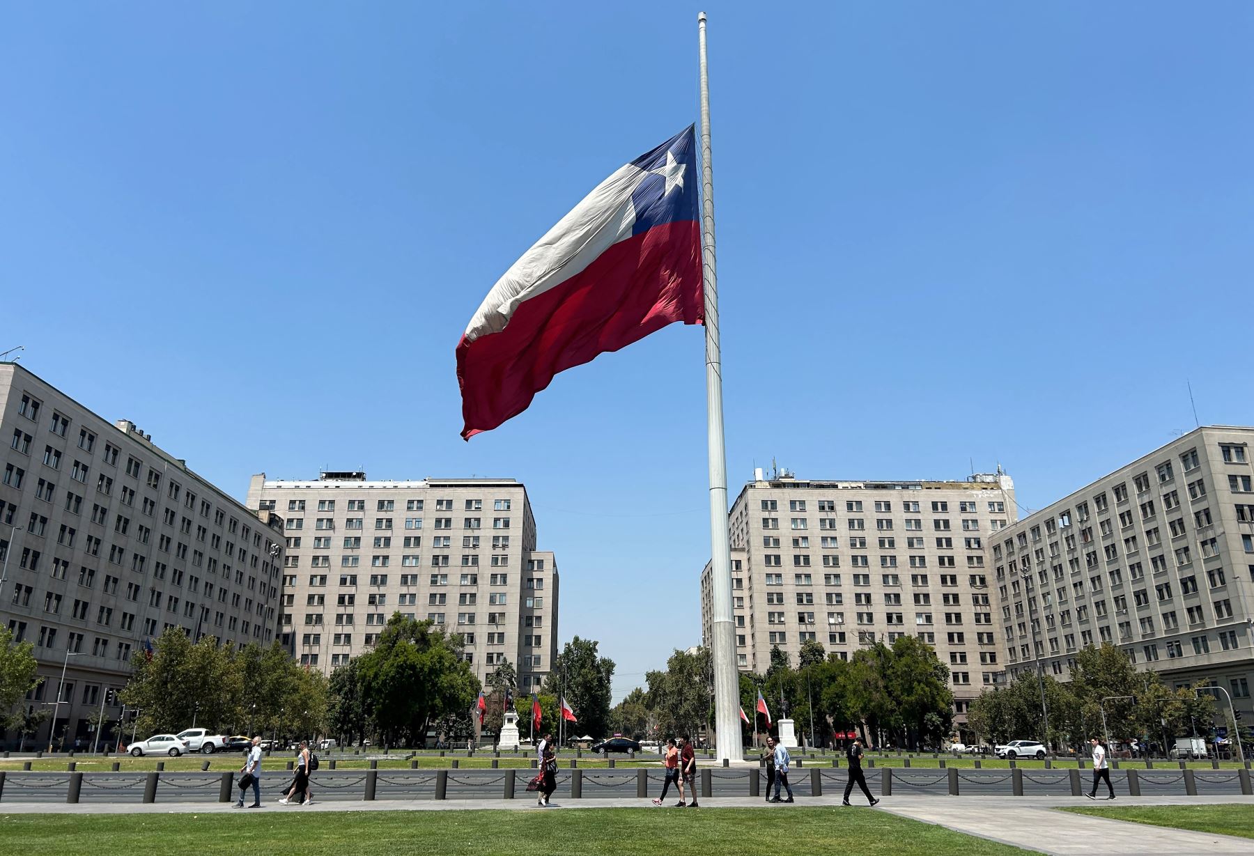 Una bandera chilena flamea a media asta tras el fallecimiento del expresidente Sebastián Piñera. Foto: AFP