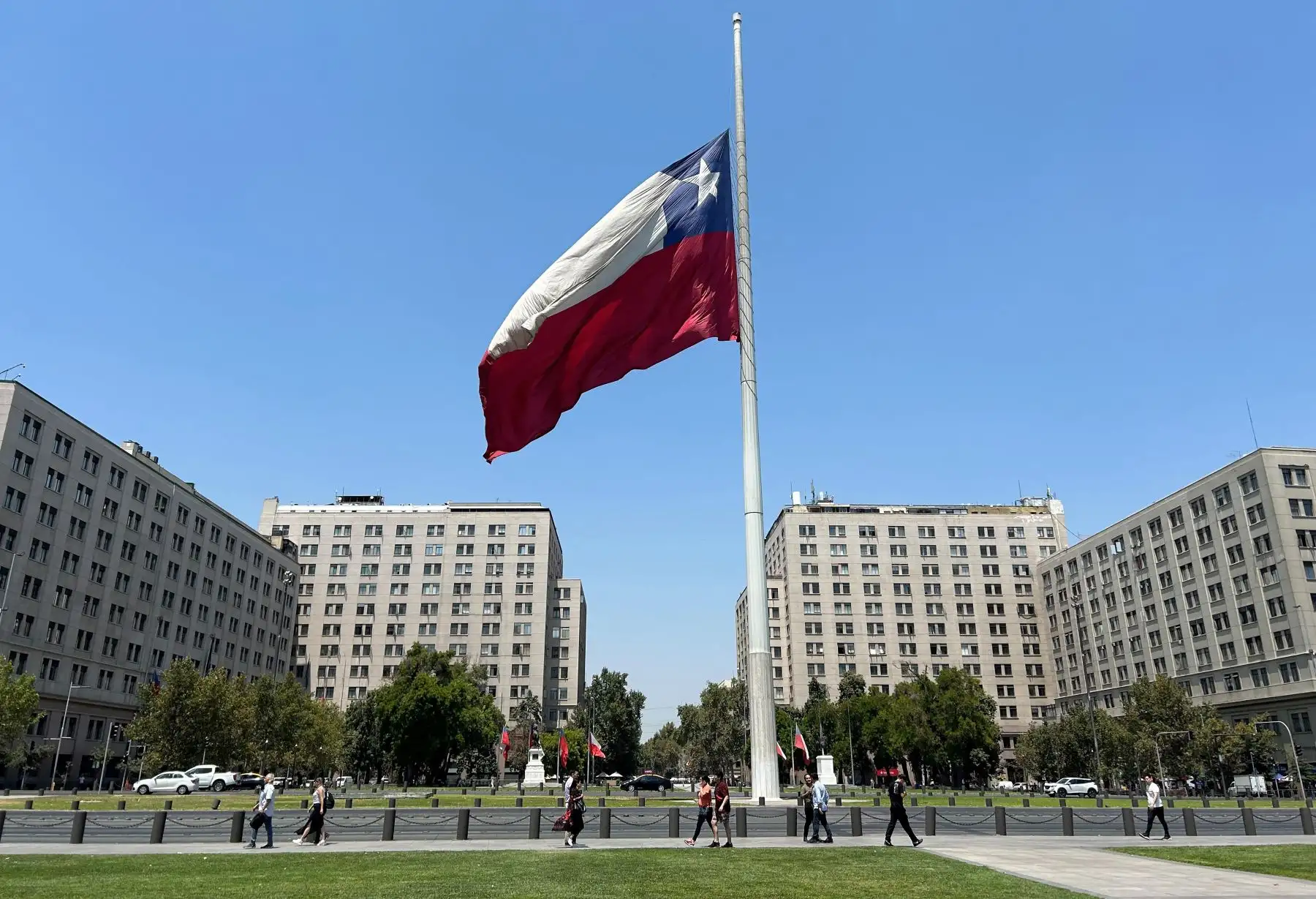 Una bandera chilena ondea a media asta debido al duelo nacional por los últimos incendios forestales y la muerte del ex presidente chileno Sebastián Piñera en Santiago. El ex presidente de Chile, Sebastián Piñera, falleció este martes 6 de febrero. 2024 en un accidente de helicóptero en Lago Ranco, una zona vacacional a 920 kilómetros al sur de Santiago, informó su oficina. Foto: ANDINA/AFP