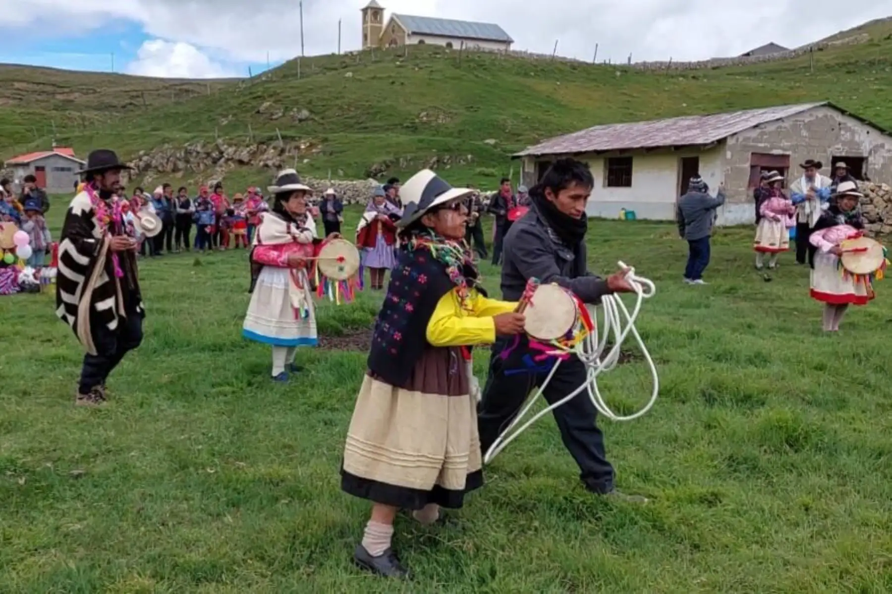 Huancayo. En el distrito de Óndores en la provincia de Junín se realizó la Octava Herranza Samblacina como parte de los carnavales del presente año, la fiesta se vivió con desbordante algarabía y colorido. Foto: Difusión