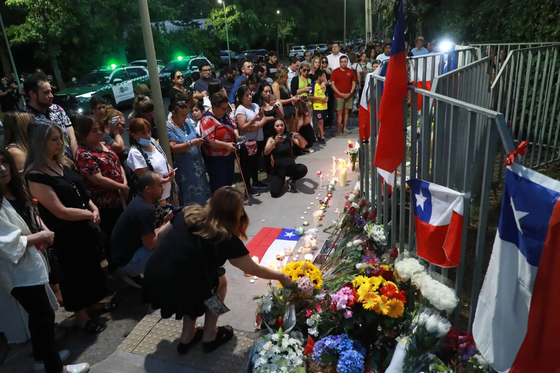 Los partidarios del ex presidente chileno Sebastián Piñera se reúnen en un monumento conmemorativo en su honor frente a su casa en Santiago. El ex Presidente de Chile, Sebastián Piñera, murió este martes 6 de febrero de 2024 en un accidente de helicóptero en Lago Ranco, a zona vacacional a 920 kilómetros al sur de Santiago, informó su oficina. Foto: ANDINA/ AFP