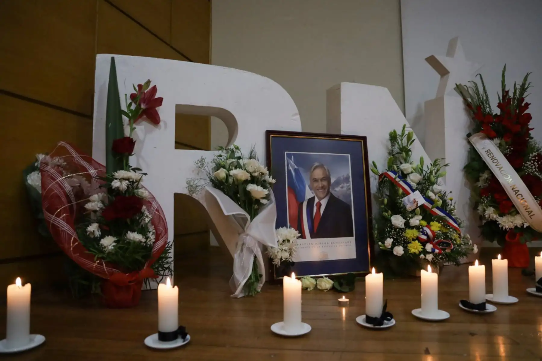 Militantes de Renovacion Nacional encienden velas en la sede del partido en apoyo al expresidente de Chile Sebastían Piñera hoy, en Santiago. Piñera murió este martes al estrellarse el helicóptero que al parecer pilotaba sobre el Lago Rengo, en el sur del país, informó su oficina. Foto: ANDINA/EFE