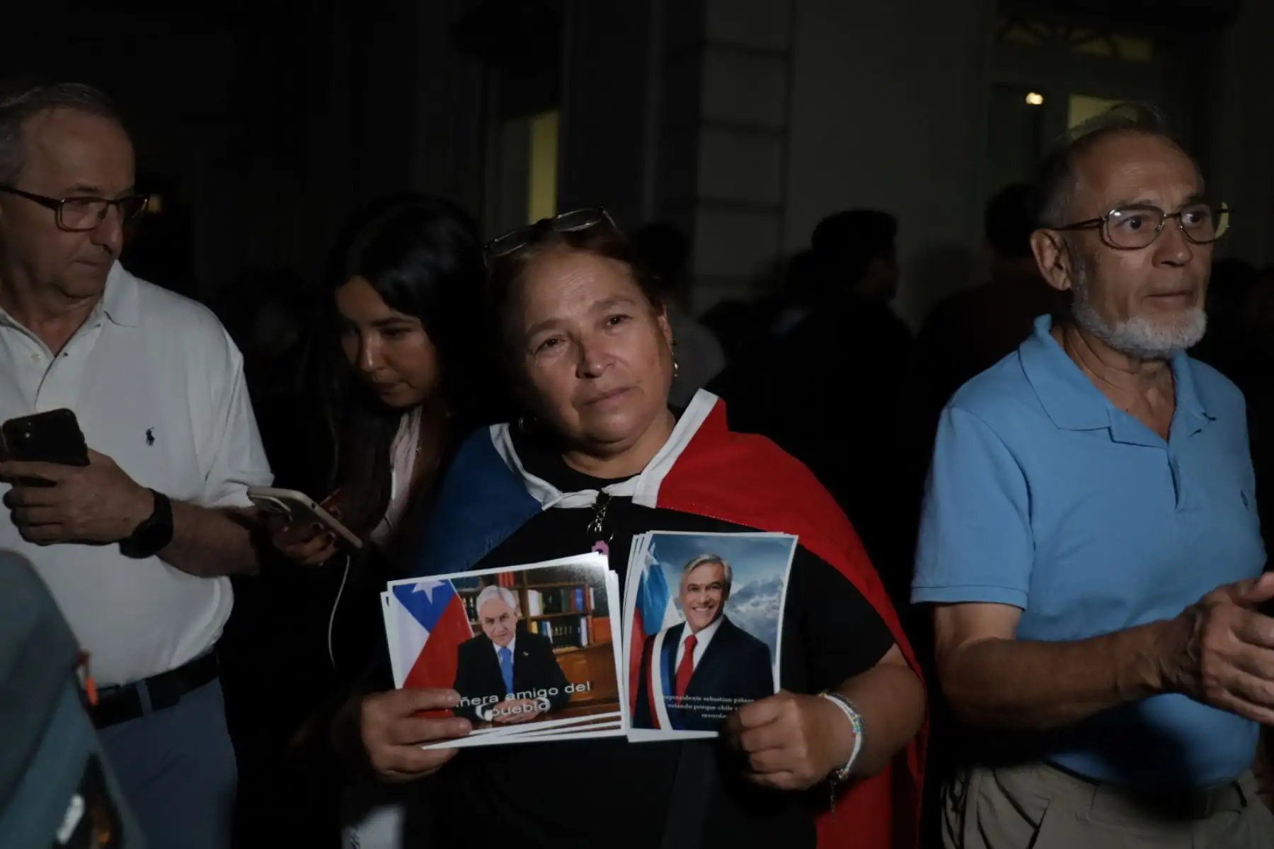 Militantes del partido Renovacion Nacional se reunen en la sede, en apoyo al ex Presidente Sebastían Piñera hoy, en Santiago. El expresidente de Chile Sebastian Piñera murió este martes al estrellarse el helicóptero que al parecer pilotaba sobre el Lago Rengo, en el sur del país, informó su oficina. Foto. ANDINA/EFE
