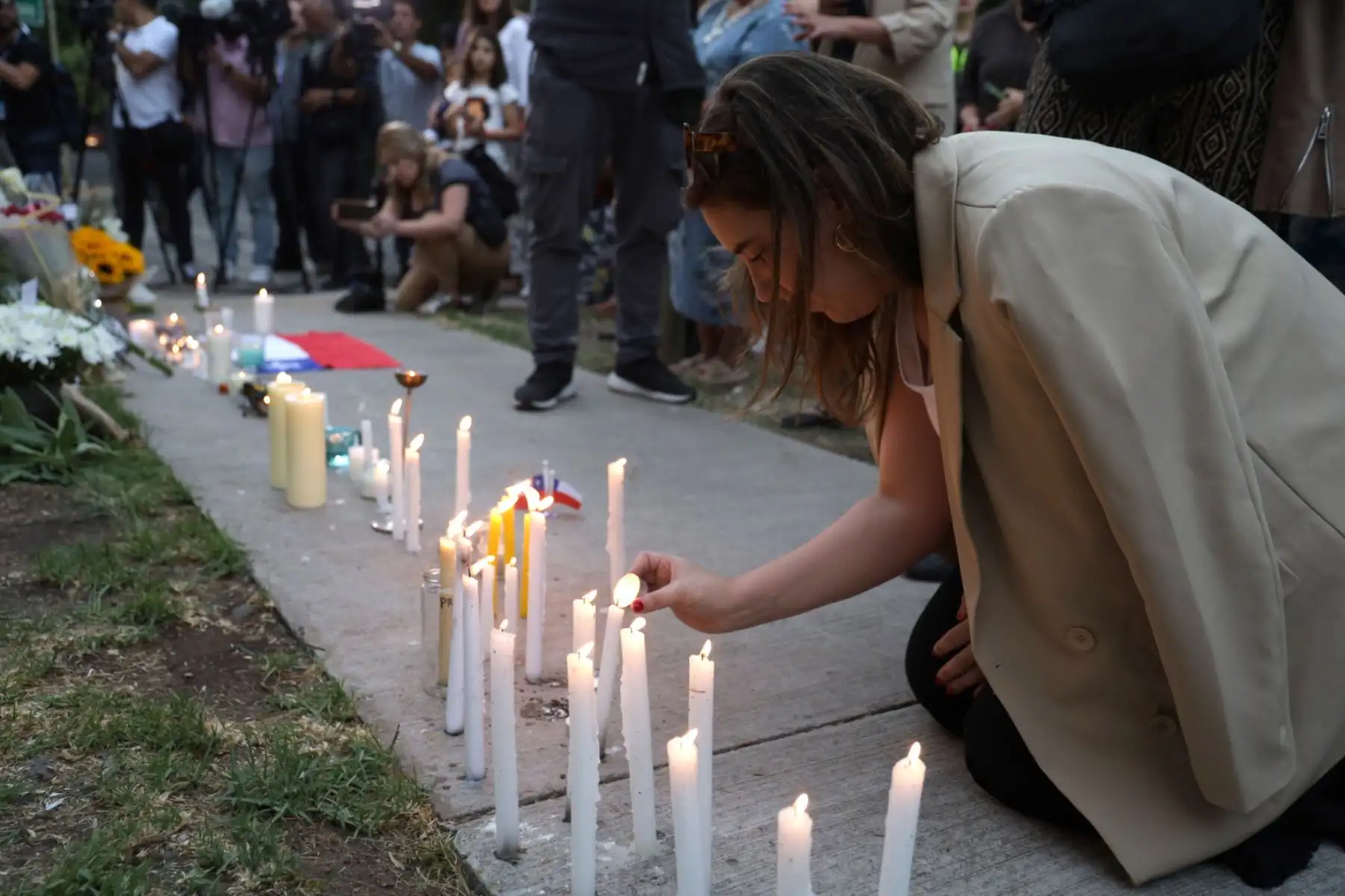 Chilenos encienden velas a la entrada de la casa del expresidente chileno Sebastián Piñera hoy, en la comunidad Las Condes en Santiago. El expresidente de Chile Sebastian Piñera murió este martes al estrellarse el helicóptero que al parecer pilotaba sobre el Lago Rengo, en el sur del país, informó su oficina.
Foto: ANDINA/EFE