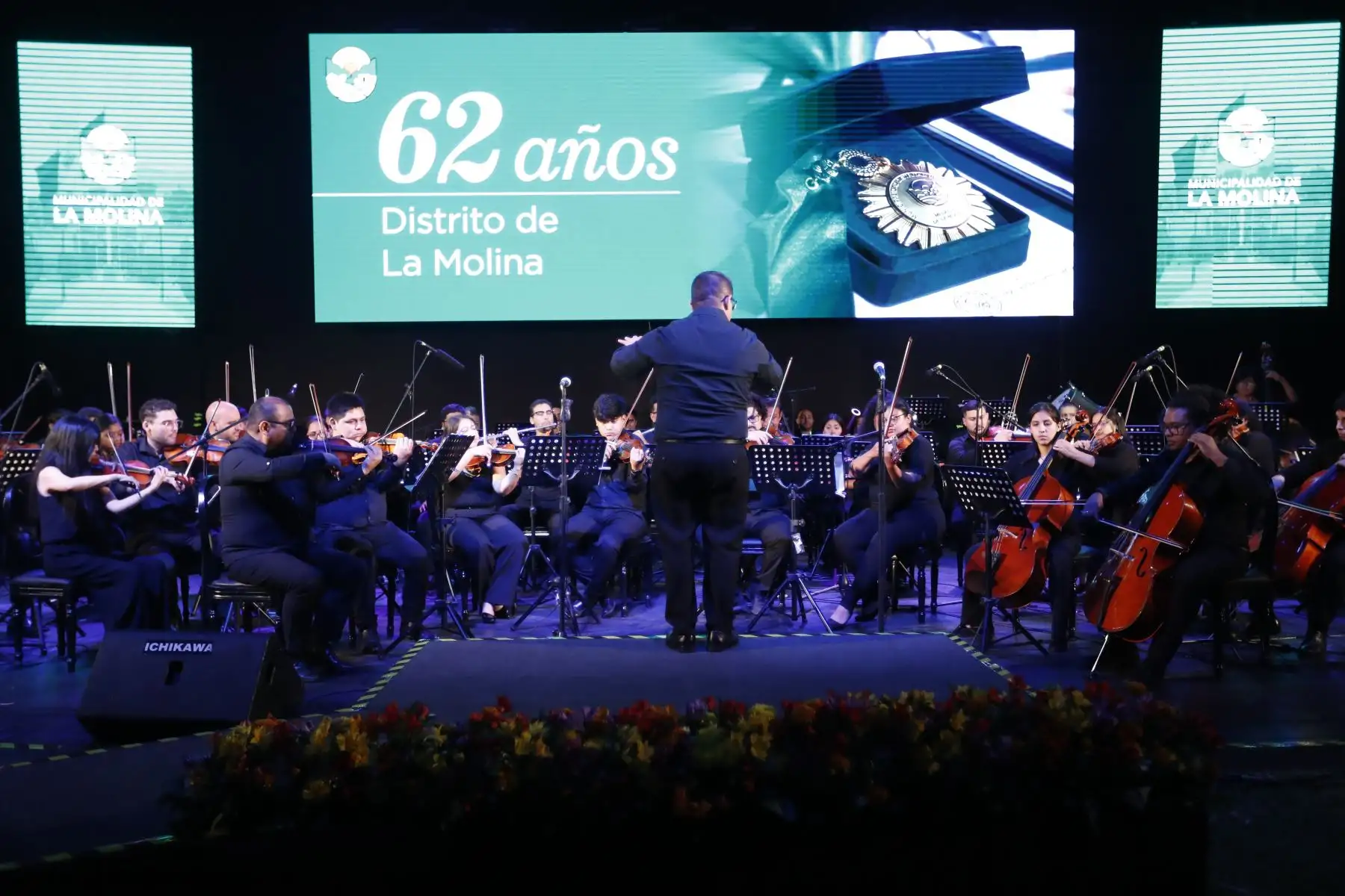 Al término de la ceremonia especial realizada en la Municipalidad de La Molina en el marco de las celebraciones por el 62 aniversario del distrito, se realizó un concierto de música de cámara bajo la ejecución de una orquesta sinfónica del Callao. Foto: ANDINA/Daniel Bracamonte