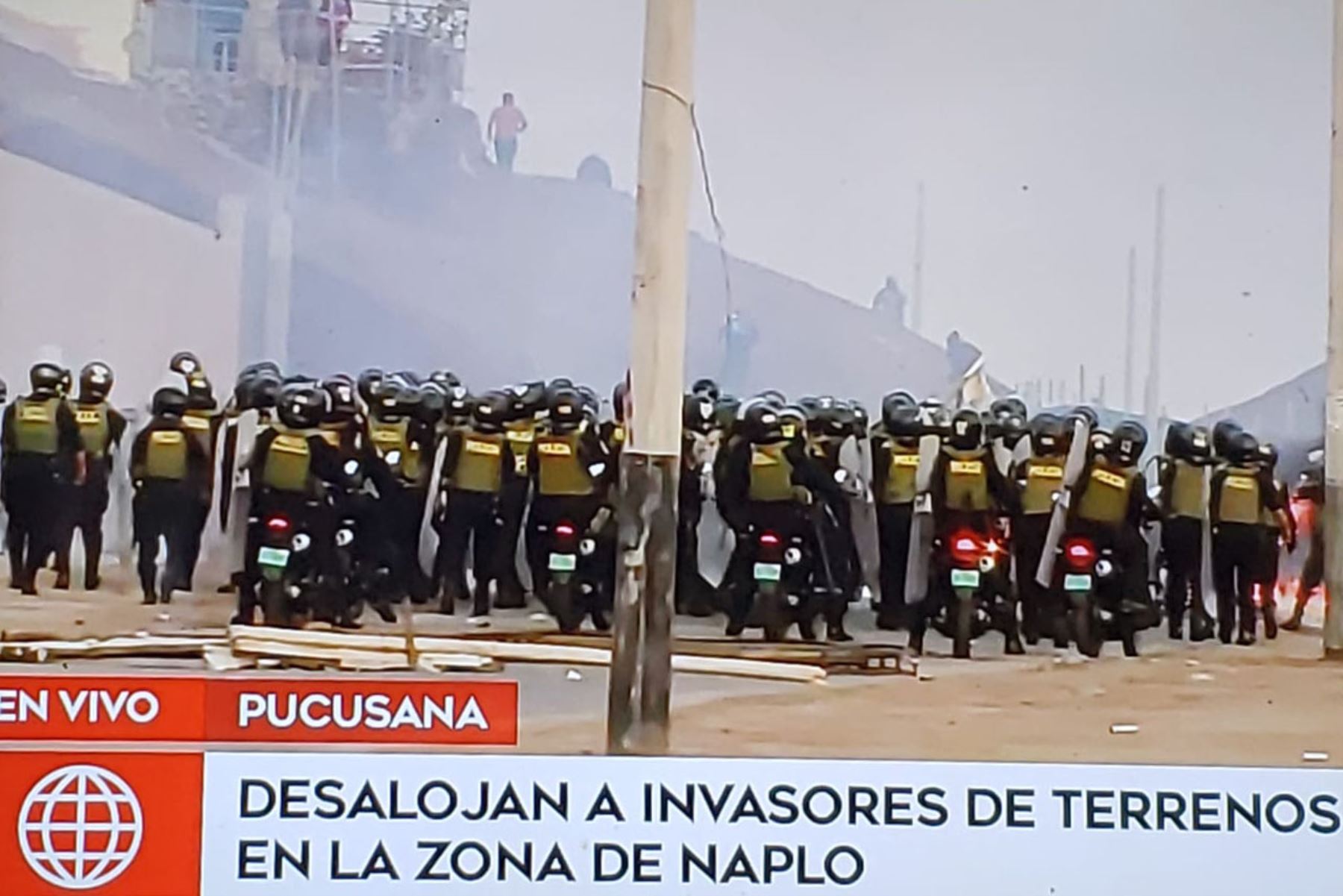 Policía desaloja a invasores de terrenos en Naplo. Foto: Captura TV