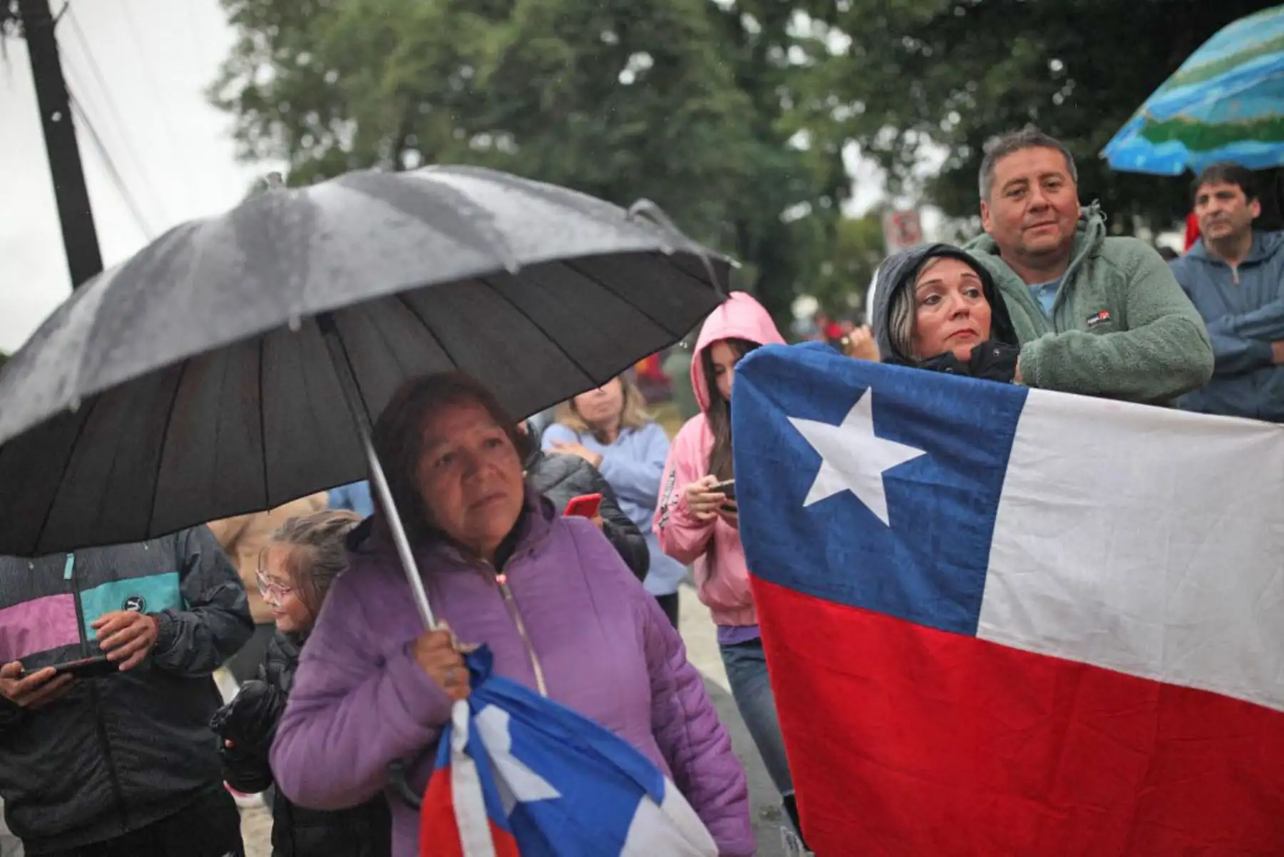 Los partidarios del ex presidente chileno Sebastián Piñera se reúnen en un monumento conmemorativo en su honor frente a su casa en Santiago. Foto: AFP