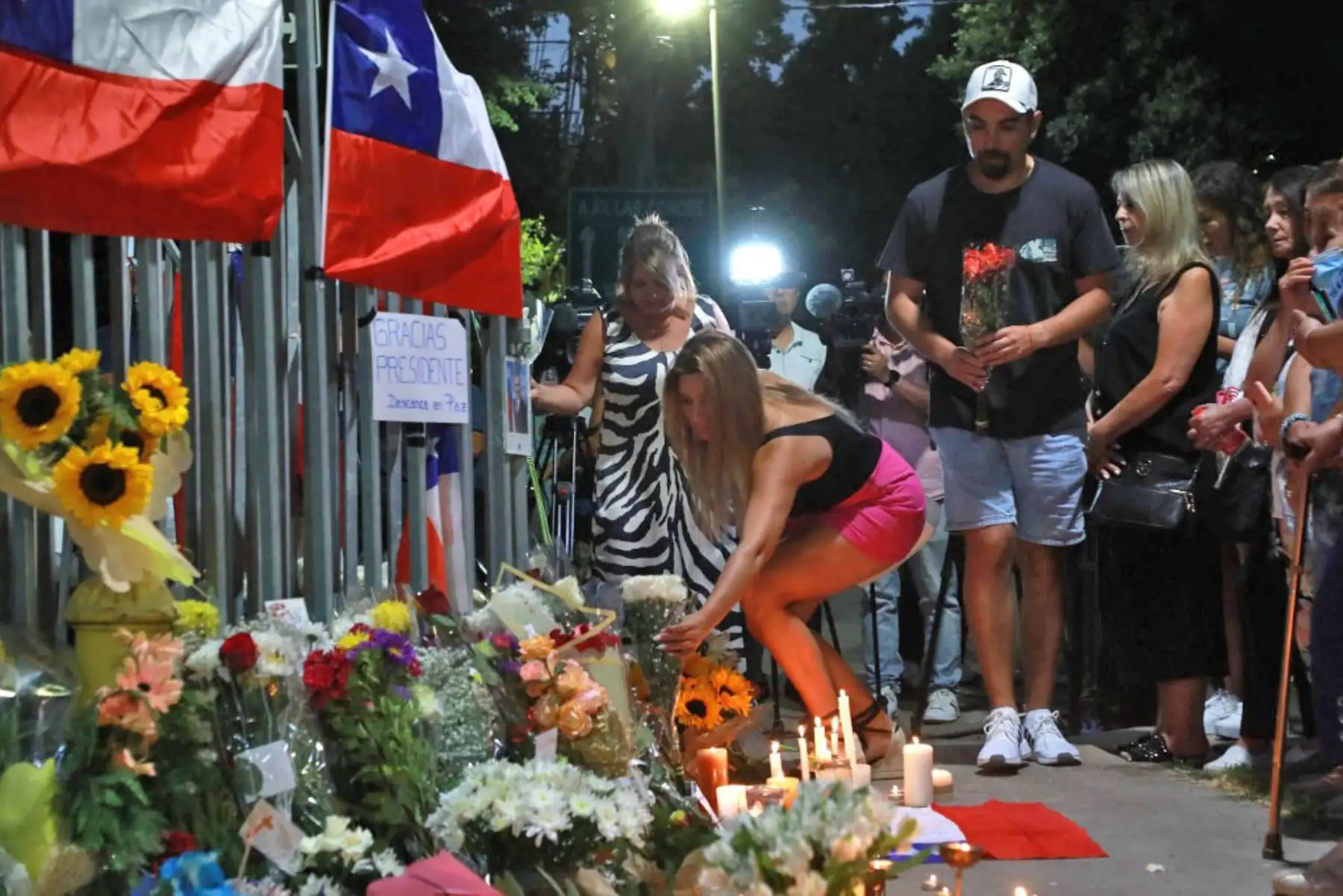 Los partidarios del ex presidente chileno Sebastián Piñera se reúnen en un monumento conmemorativo en su honor frente a su casa en Santiago. Foto: AFP