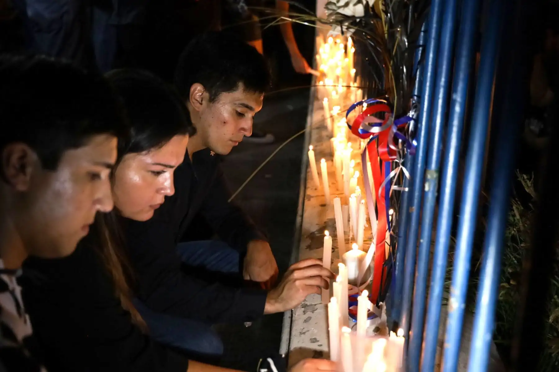 Militantes de Renovacion Nacional encienden velas en la sede del partido en apoyo al expresidente de Chile Sebastían Piñera. Foto: EFE