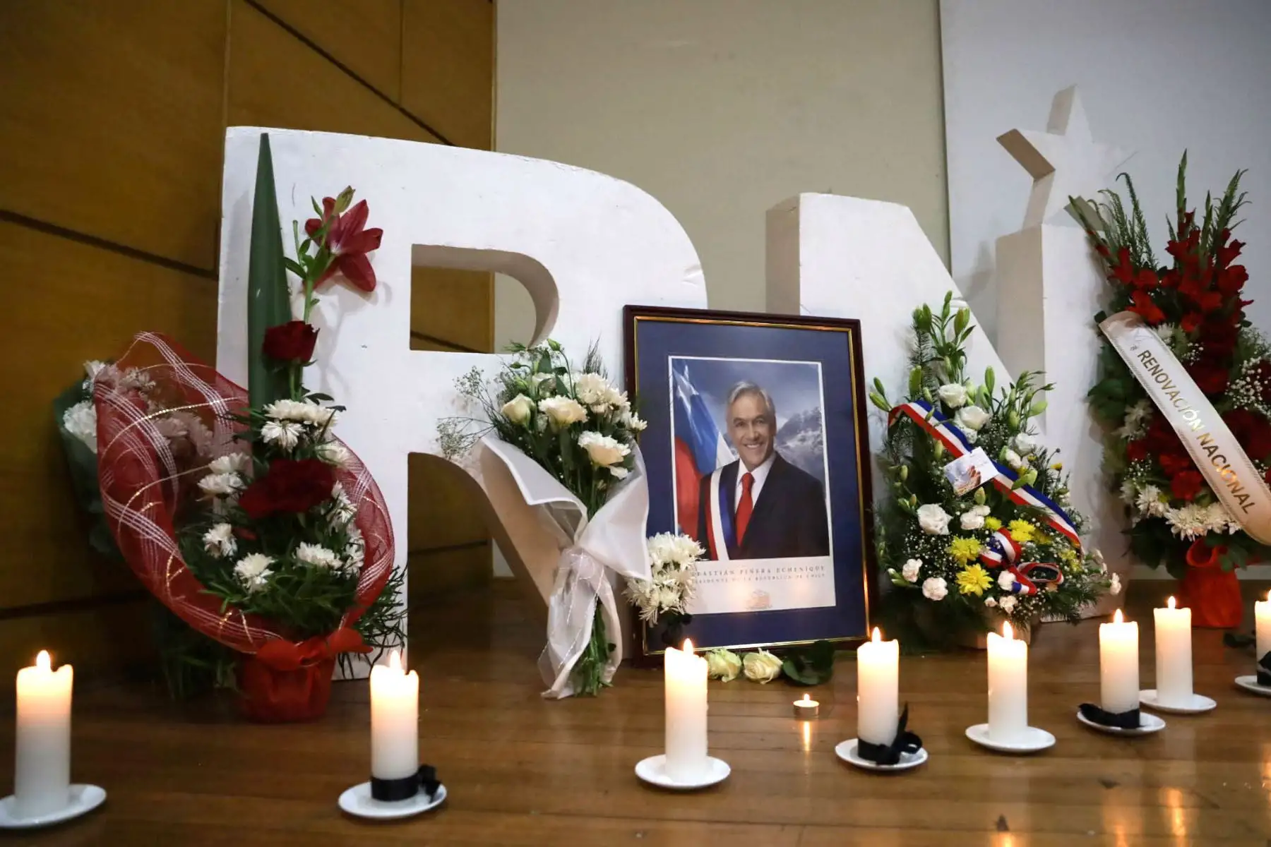 Militantes de Renovacion Nacional encienden velas en la sede del partido en apoyo al expresidente de Chile Sebastían Piñera. Foto: EFE