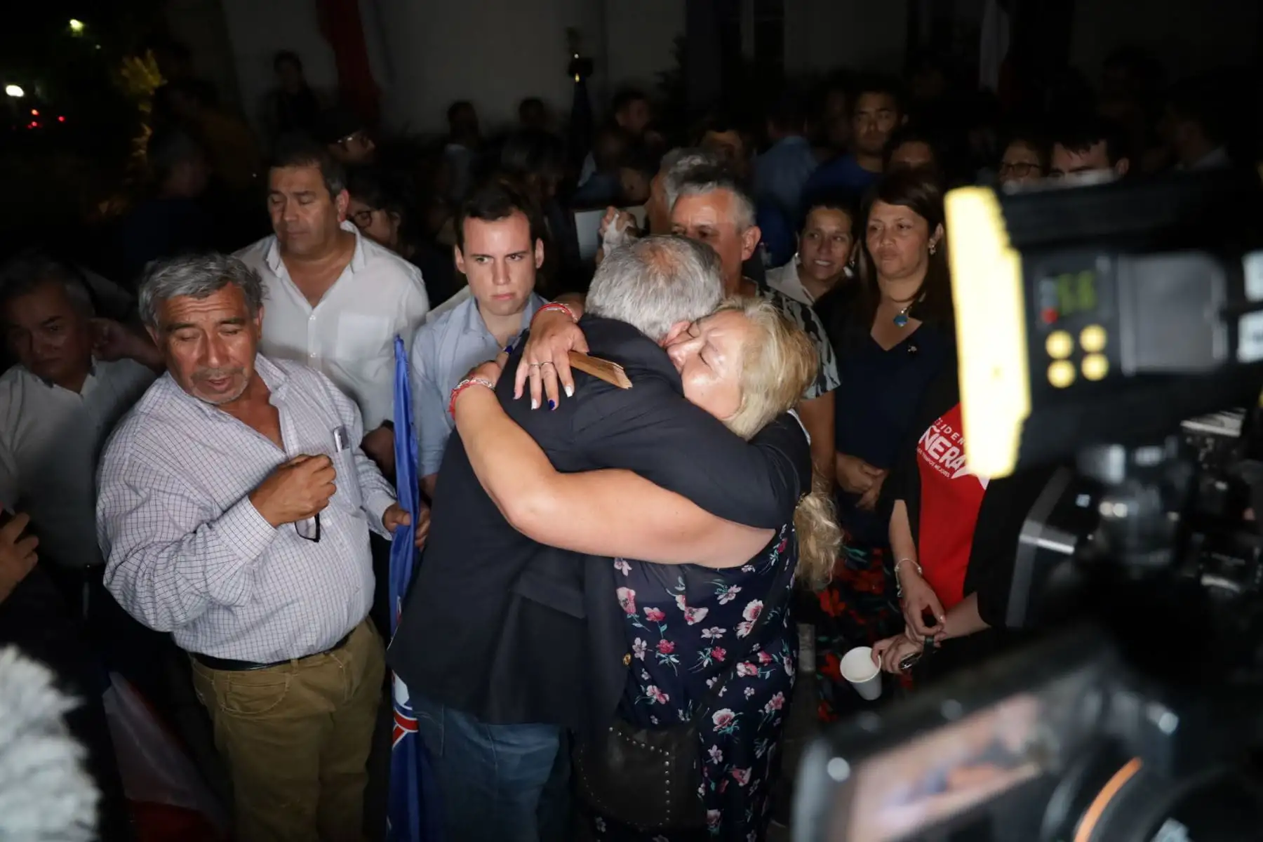 Militantes de Renovacion Nacional encienden velas en la sede del partido en apoyo al expresidente de Chile Sebastían Piñera. Foto: AFP