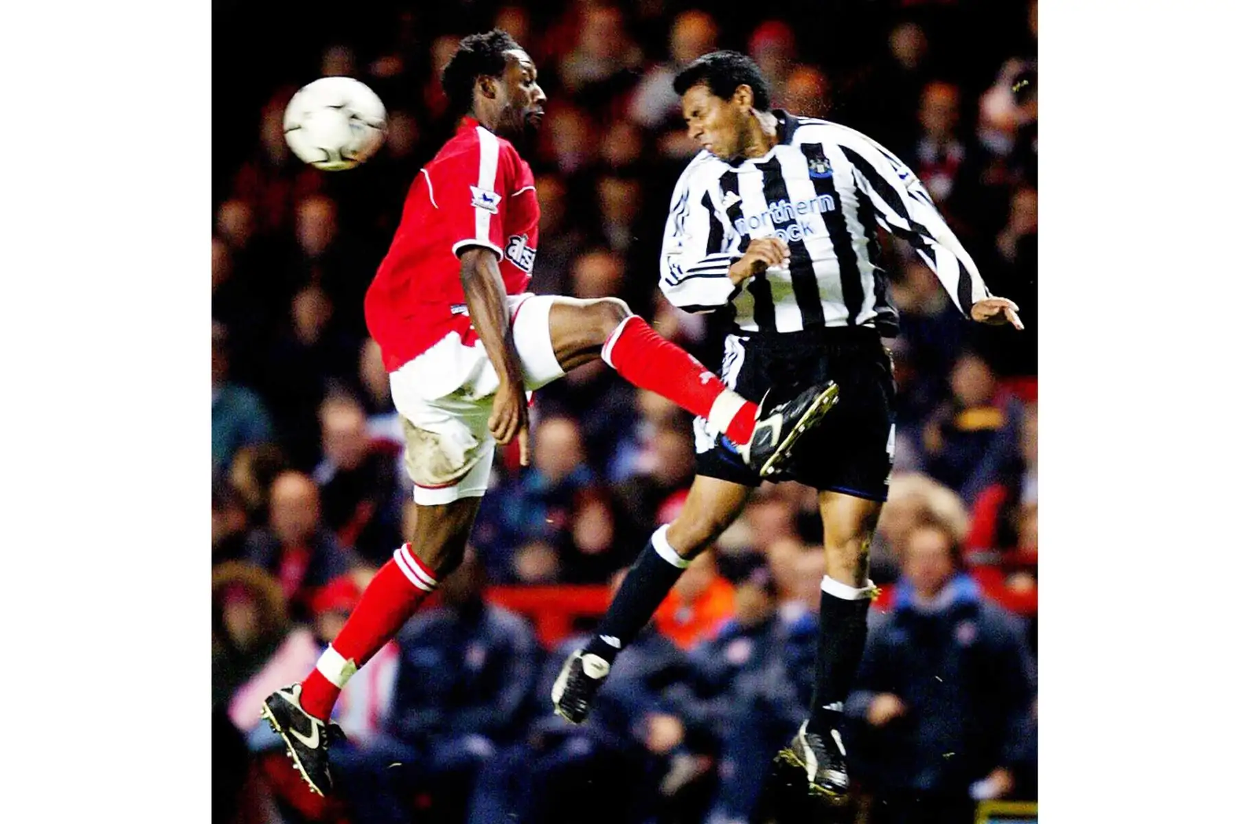 Nolberto Solano  de Newcastle lucha por el control del balón junto a Jason Euell de Charlton en el club de fútbol Charlton de Londres el 20 de diciembre de 2003. 
Foto: AFP