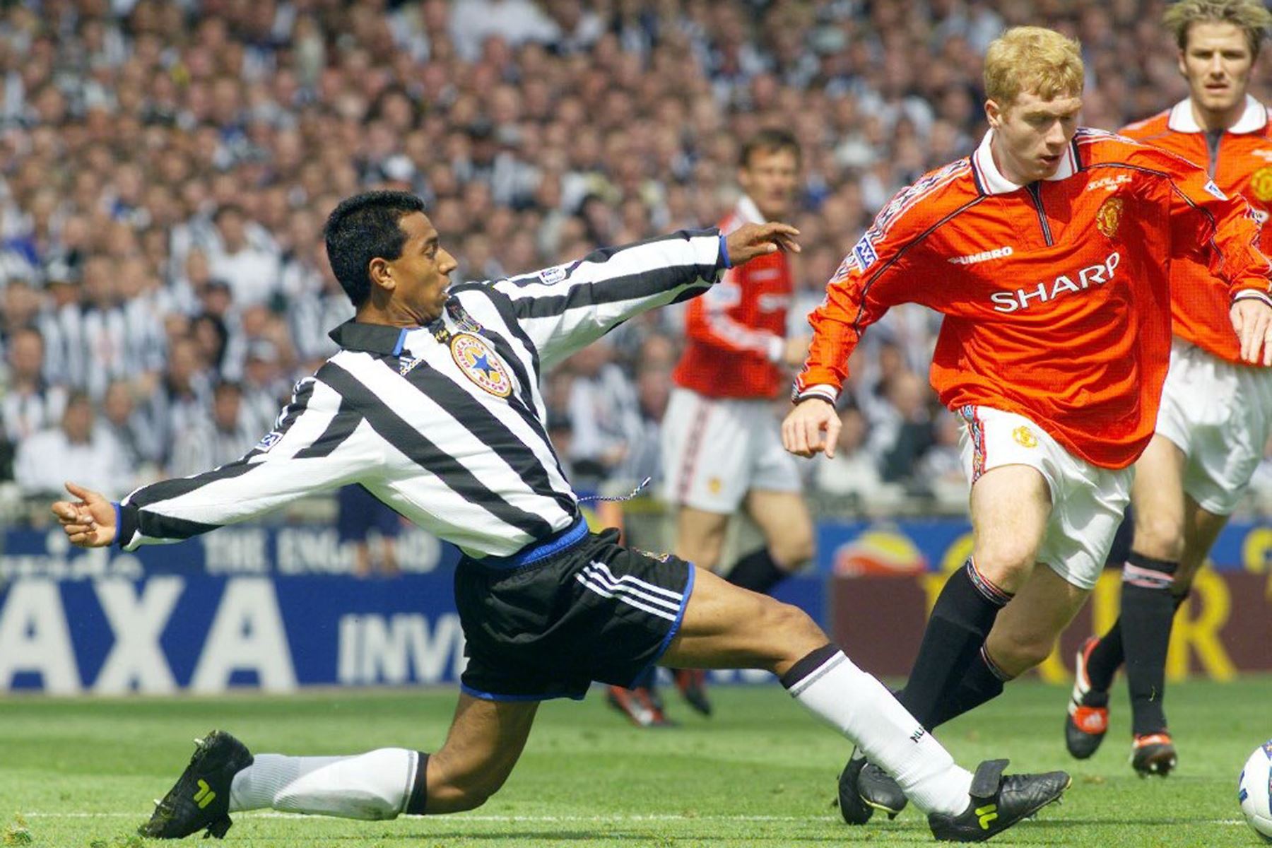 El delantero peruano del Newcastle Nolberto Solano se enfrenta a Paul Scholes del Manchester United, el 22 de mayo de 1999, en la final de copa en Wembley. Manchester ganó 2-0. Foto: AFP