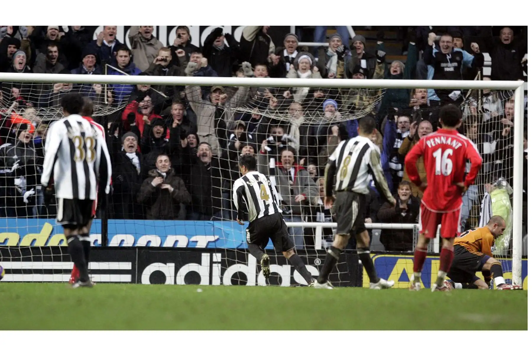 Nolberto Solano  del Newcastle anota un penalti durante su partido de fútbol de la Premiership inglesa contra el Liverpool en St James