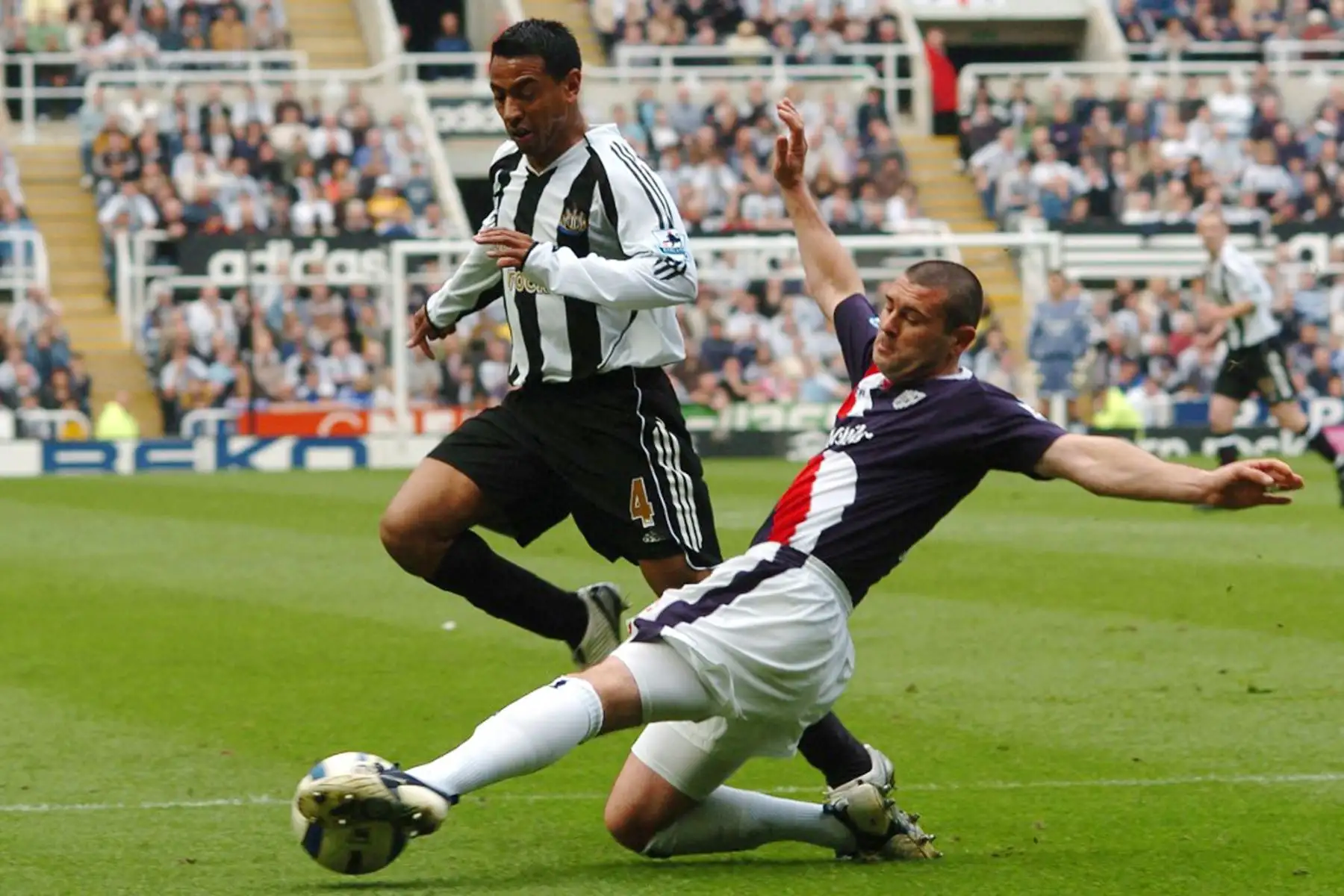 Nolberto Solano , del Newcastle United, es abordado por Paul Robinson, del West Bromwich Albion, cuando el West Bromwich es derrotado por 2-0 en la Premiership inglesa en St James Park, Newcastle, el 22 de abril de 2006.
Foto: AFP